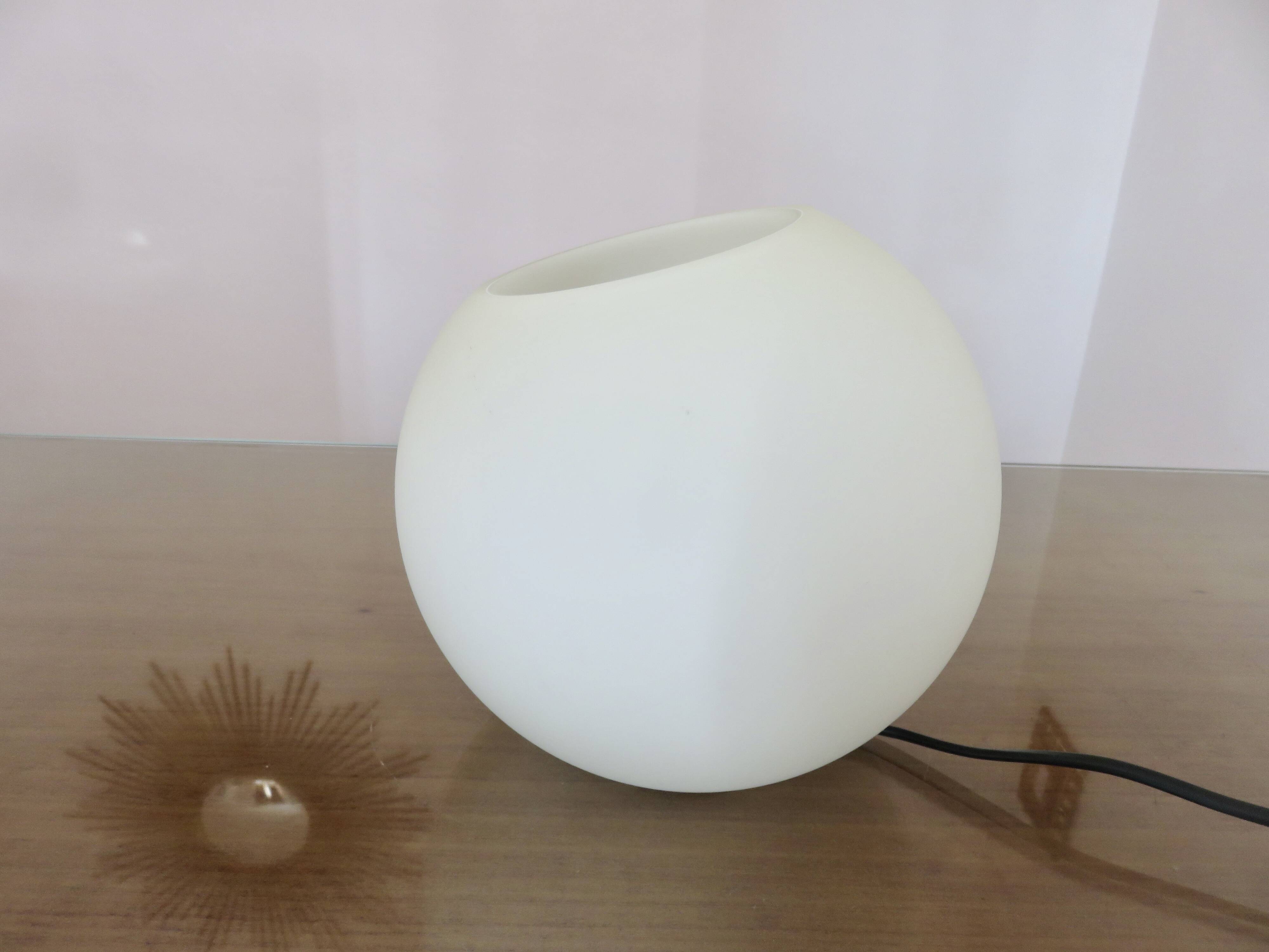 Lampe en opaline blanche 1980
