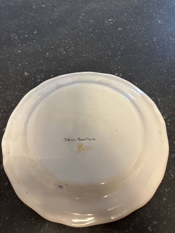 Assiette décor moustiers