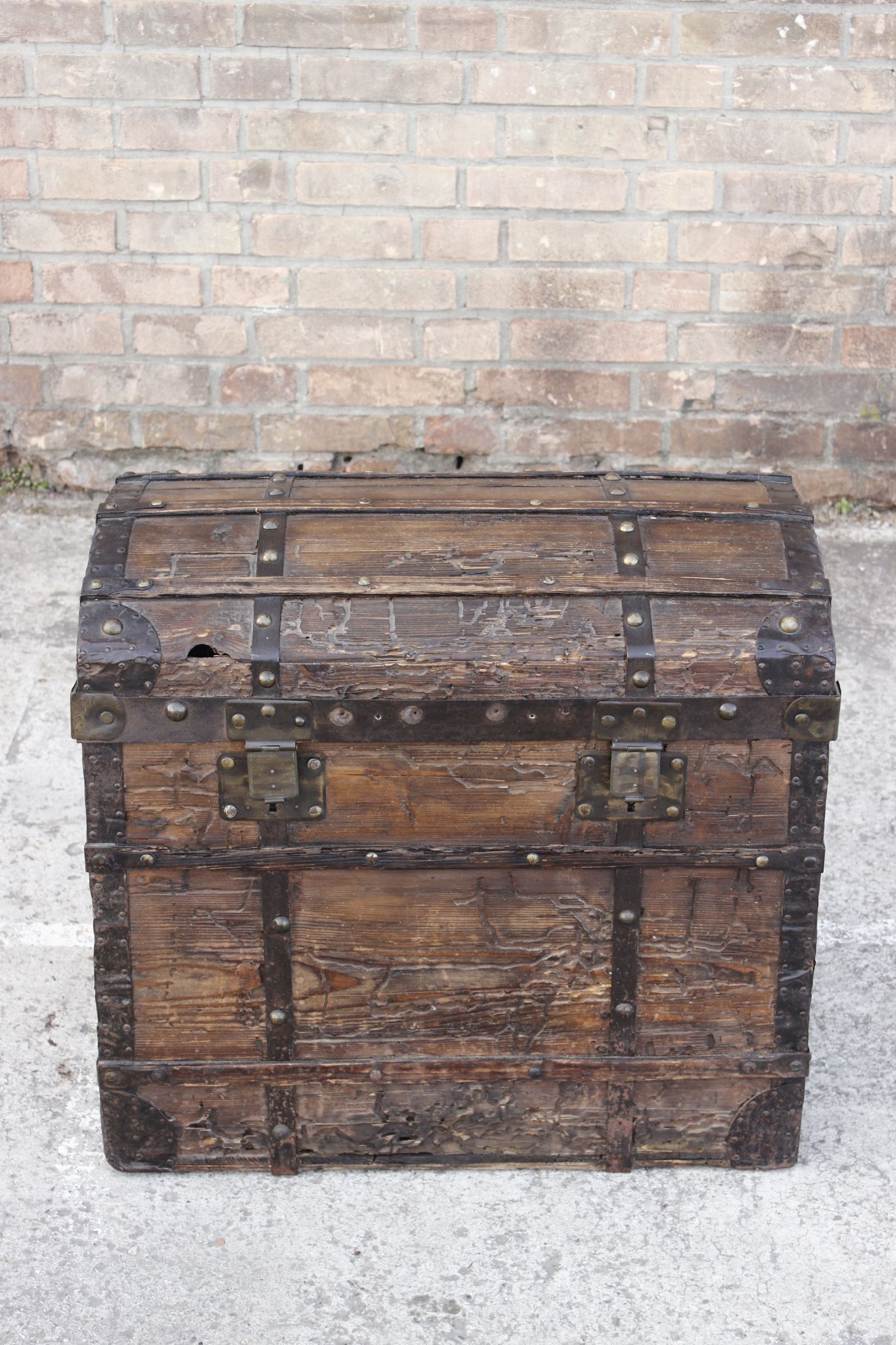 Chest or travel trunk in wood and wrought iron, 18th century