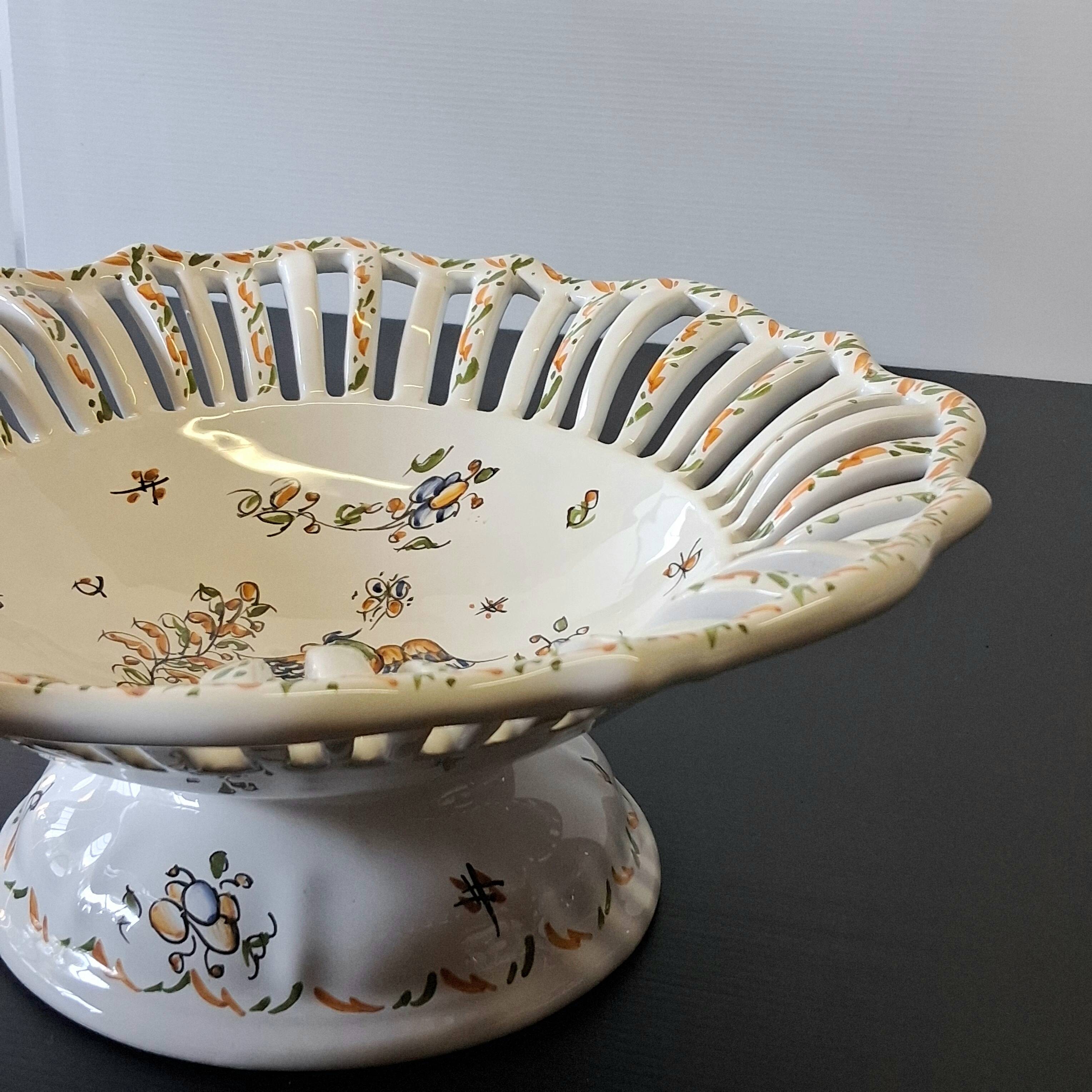Very nice fruit bowl "Vieux Moustiers" in very good condition.