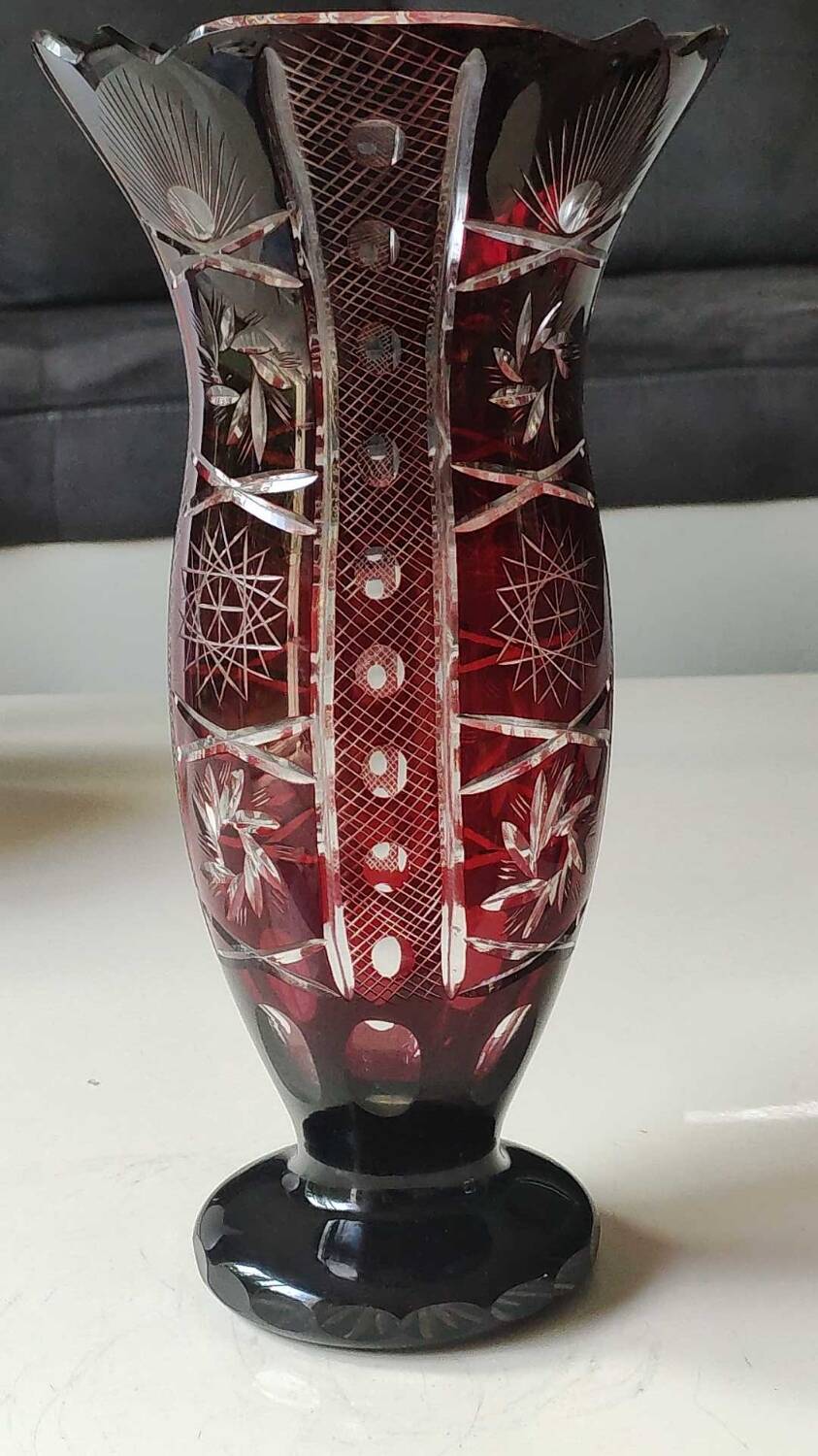 Large vase in hand-cut Bohemian crystal. Deep ruby red. Roemer style. Dim 29 x 14.5 cm
