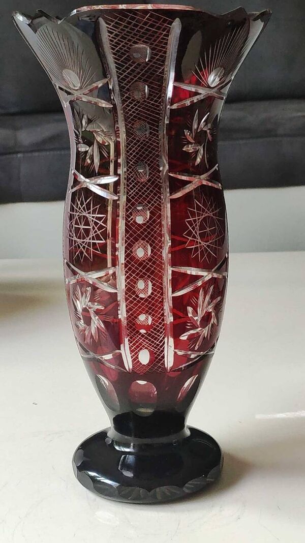 Grand Vase en cristal de Bohème taillé, coupé main. Rouge rubis profond. Style Roemer. Dim 29 x 14,5 cm