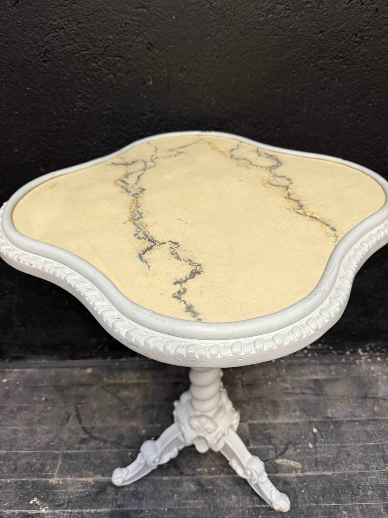 Guéridon, table d’appoint en bois peint