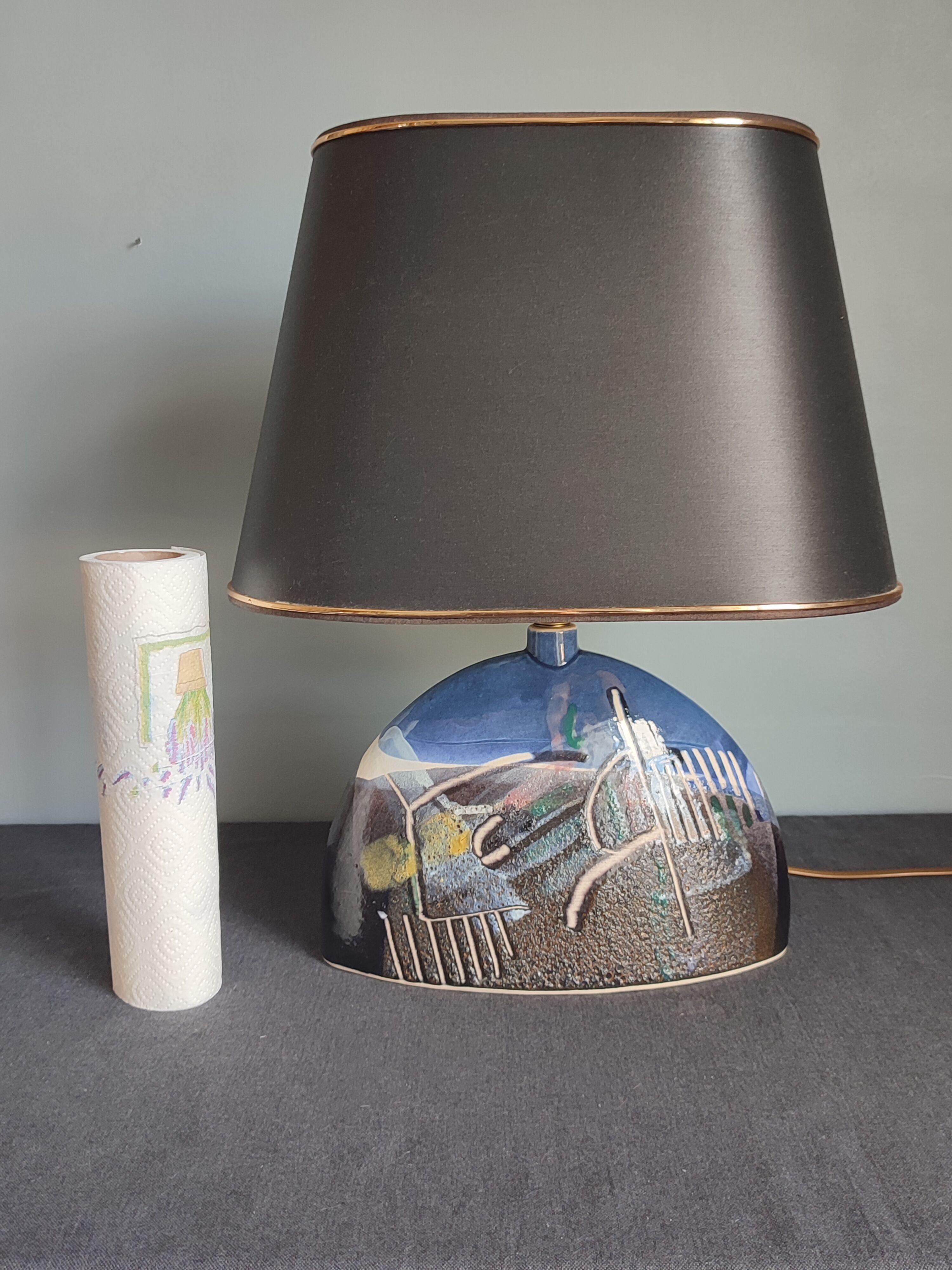 Table lamp with its vintage ceramic lampshade