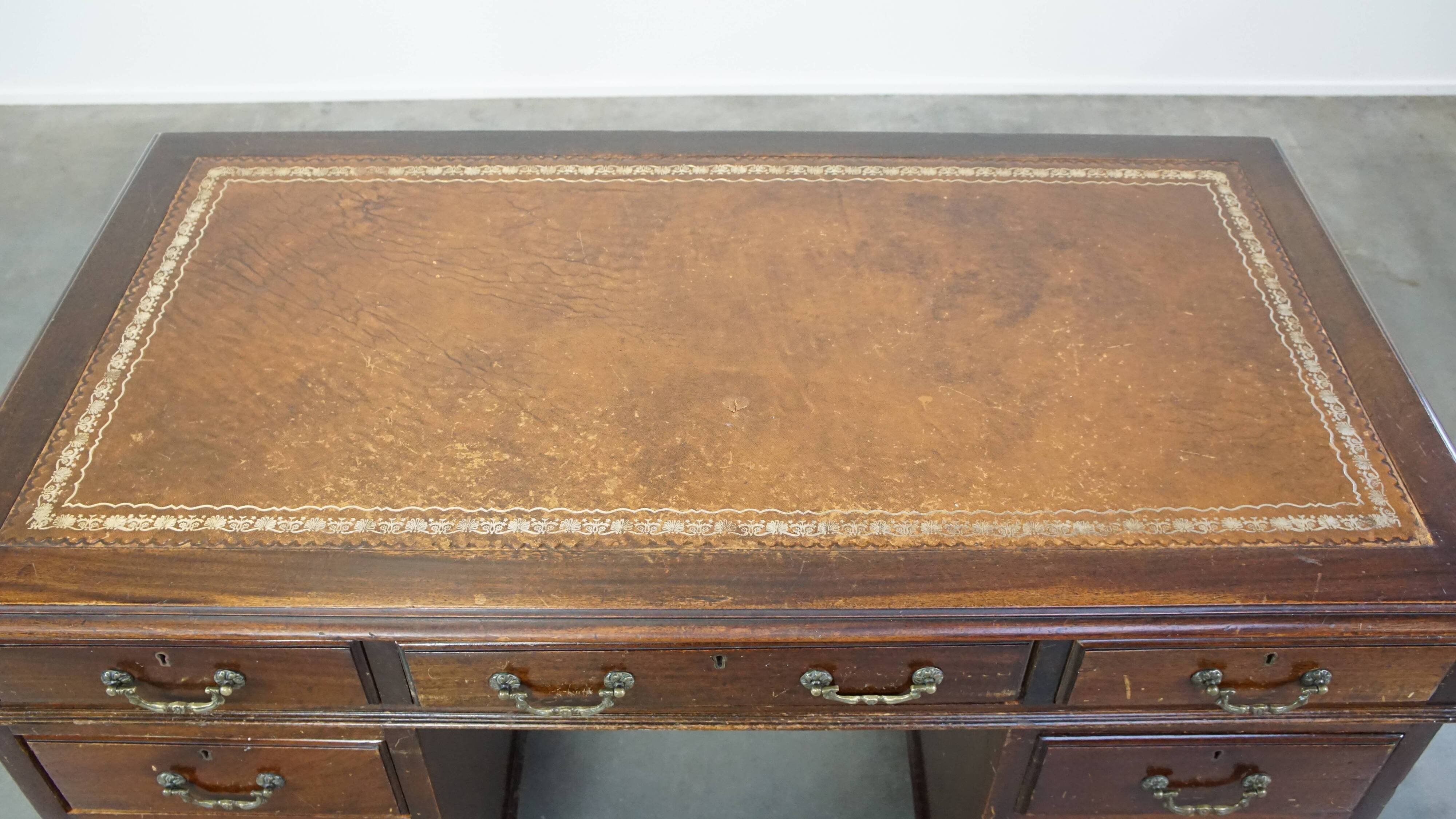 Bureau anglais 9 tiroirs en bois et cuir
