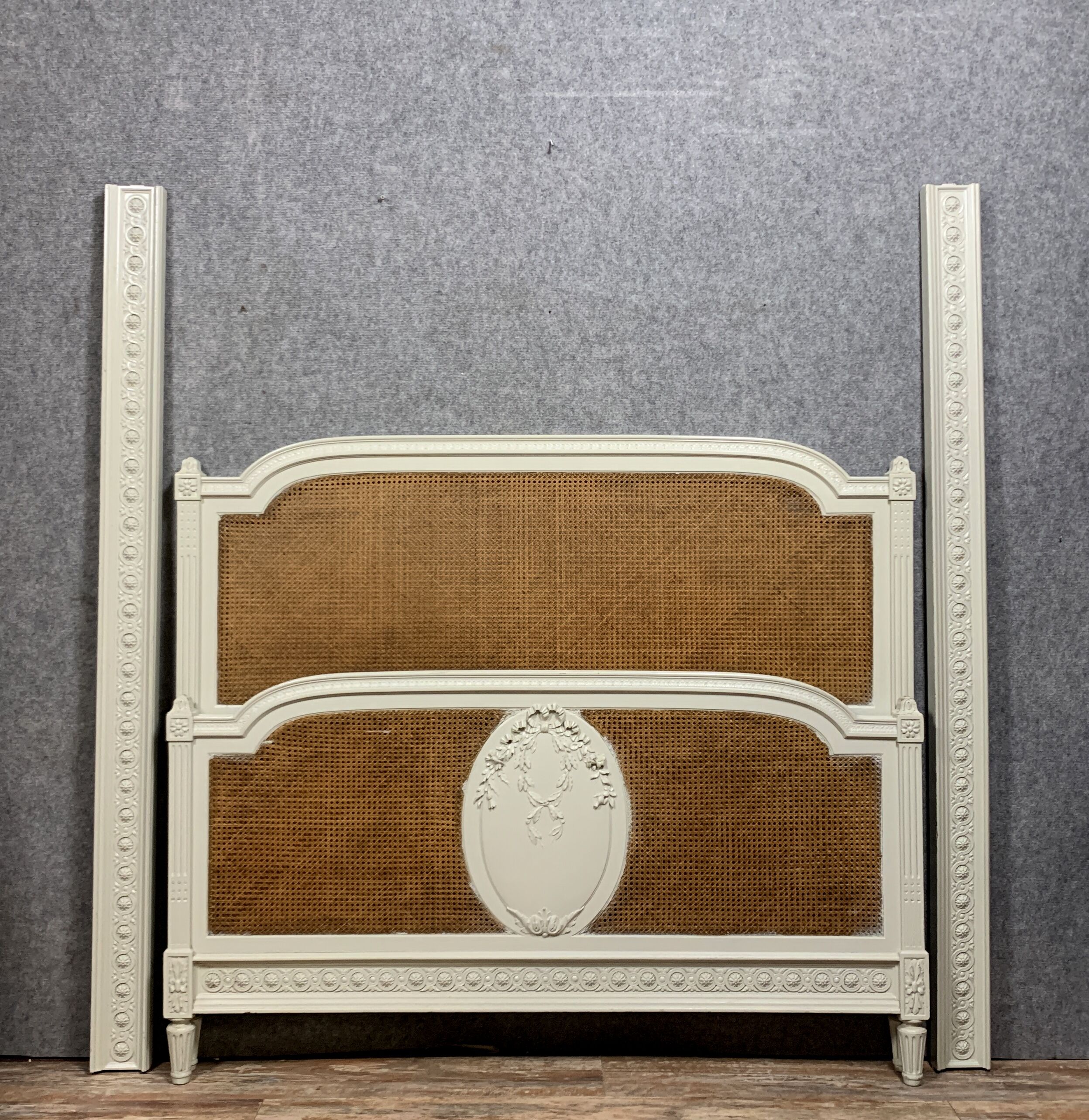 Lit de centre louis xvi en bois laqué et fond de canne vers 1850