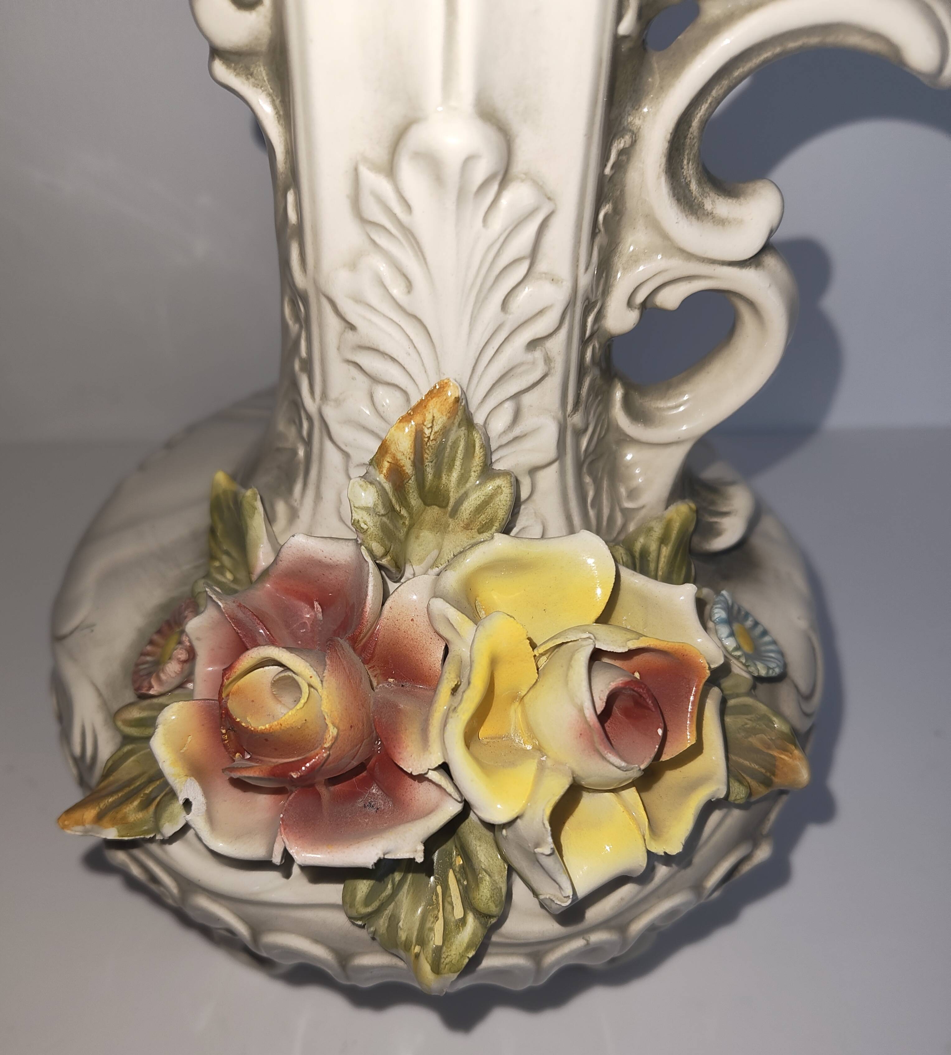 Pichet décoratif vintage en céramique italienne à décor floral en relief