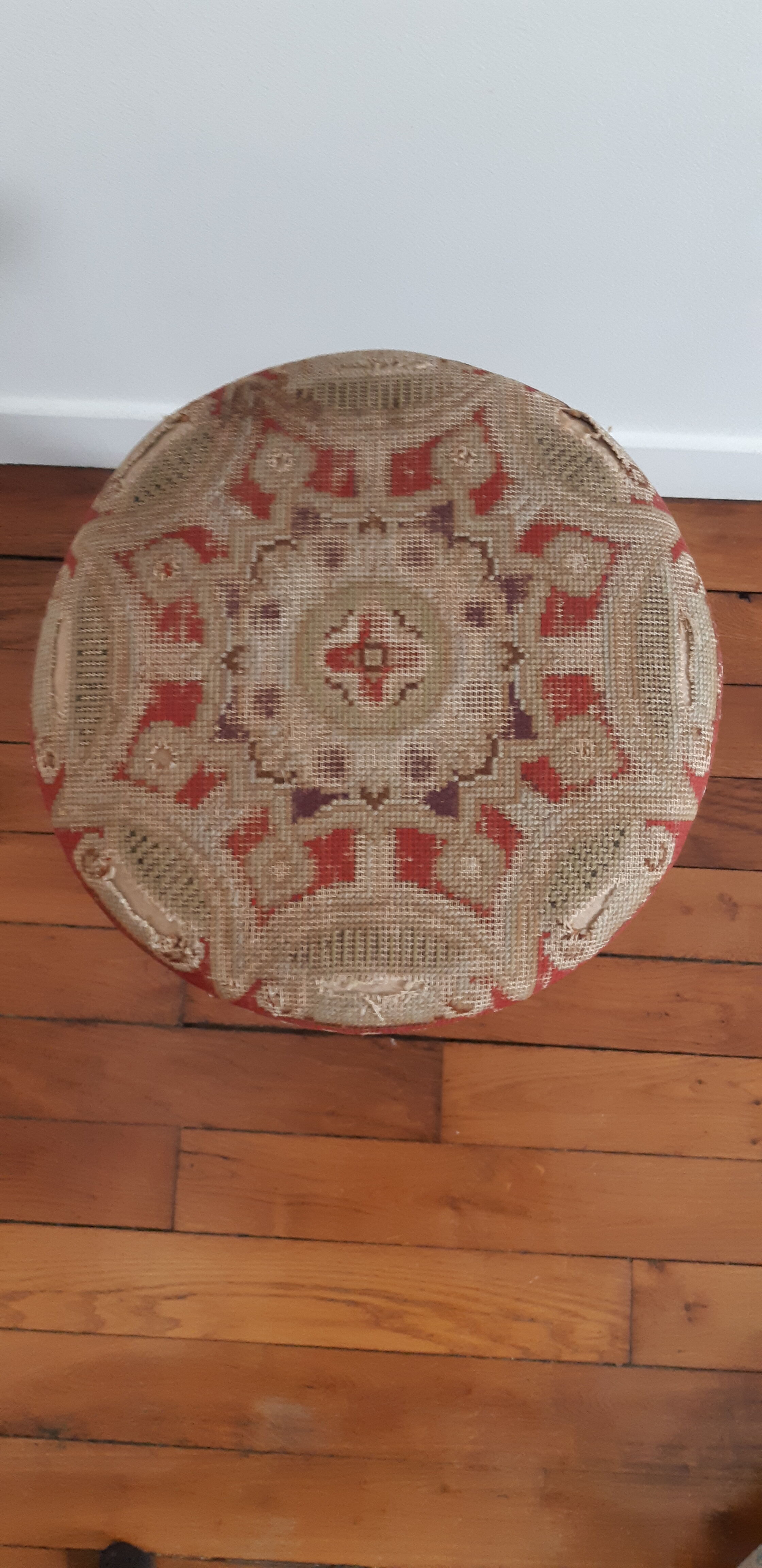 Tabouret brodé Napoléon III