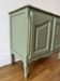 Buffet style Louis XV — vert sauge, laiton, pieds cabriole