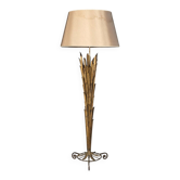Un lampadaire en fer forgé doré à l'or fin, attribué à maison bagues vers 1970