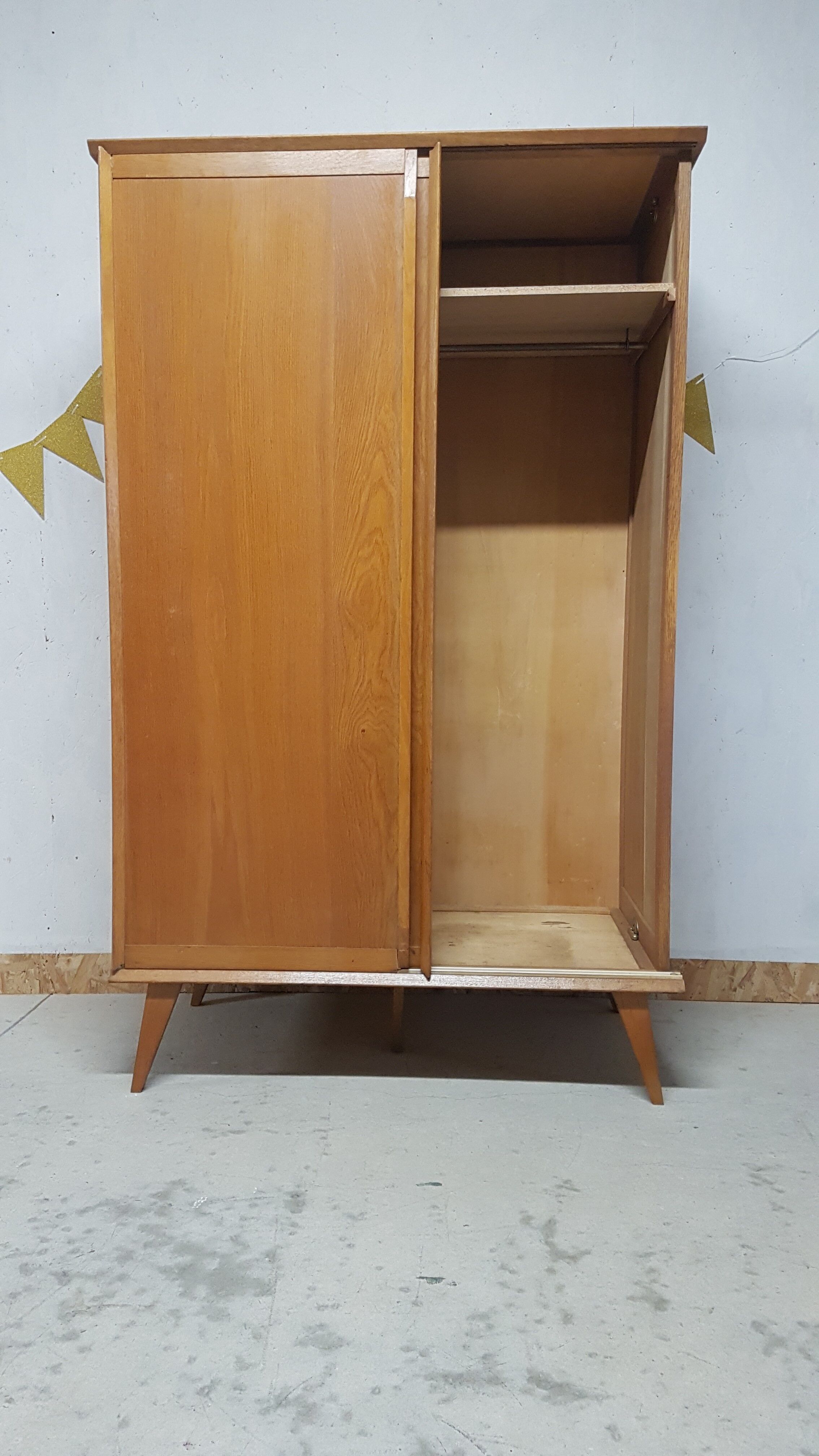 Armoire vintage en bois  pieds compas
