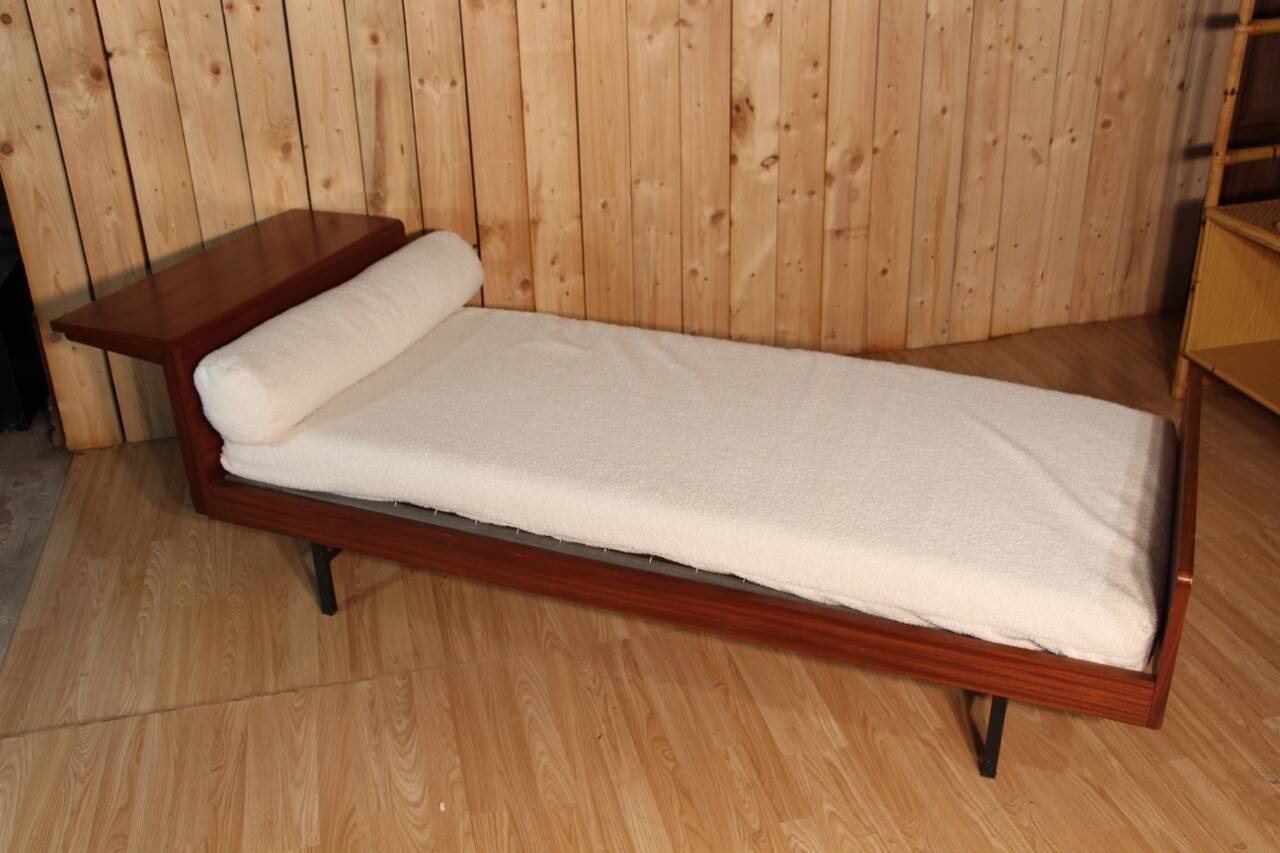 LC5 daybed model by Pierre Guariche