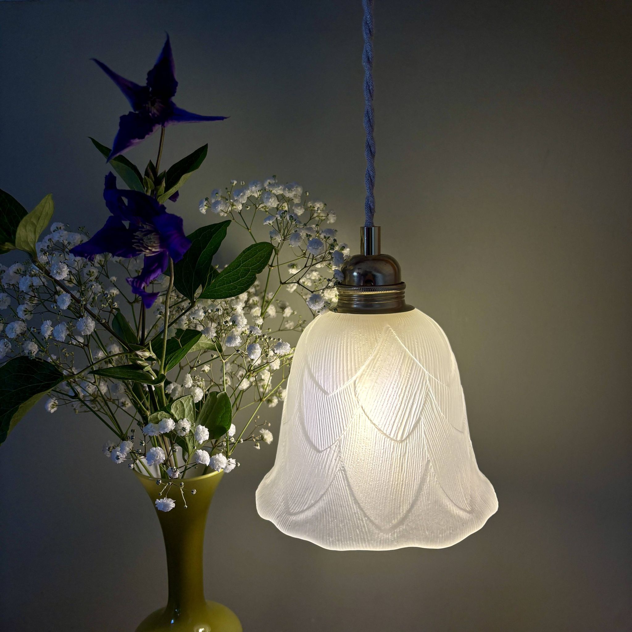 Suspension tulipe vintage en verre dépoli
