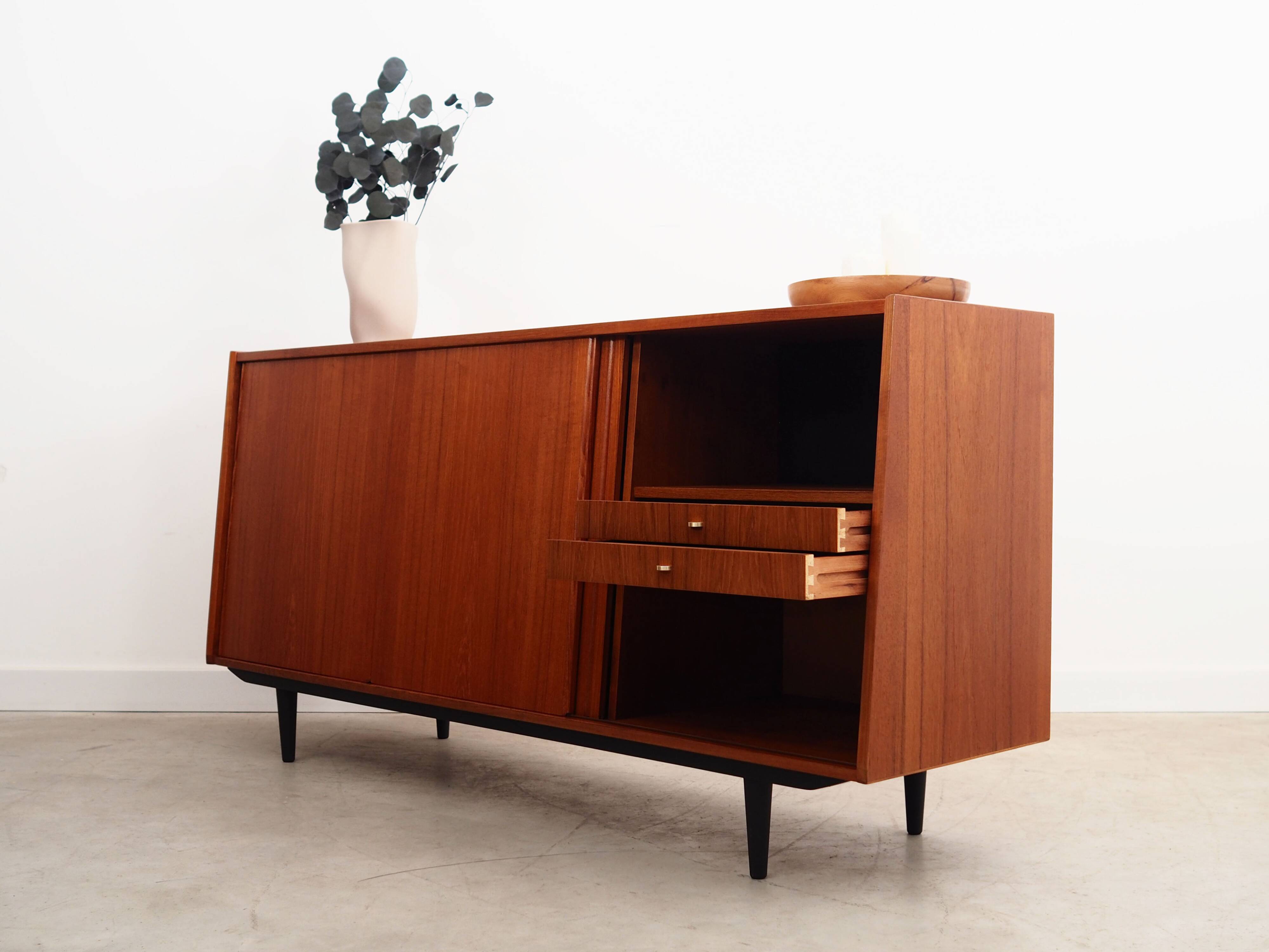 Buffet en teck, design danois, années 1970, production : Danemark