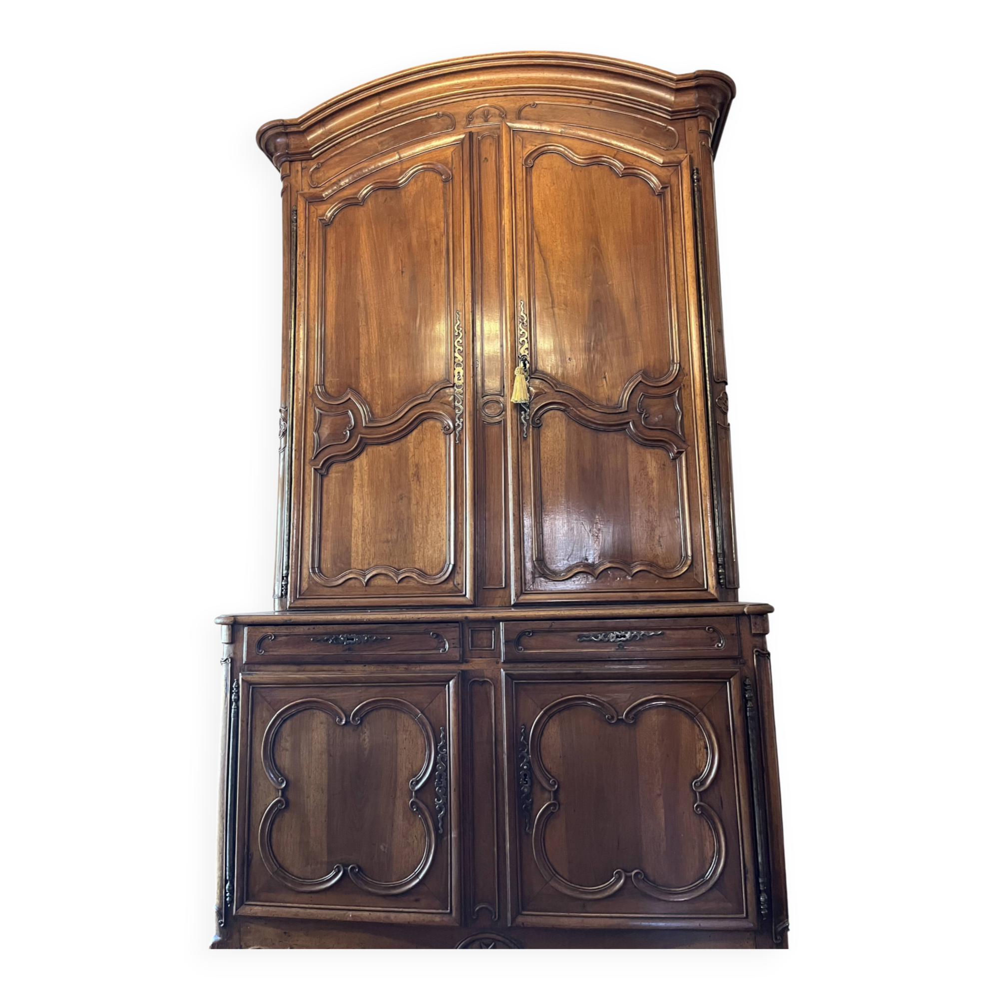 Armoire (Bahut) deux corps Louis XV en noyer 18e siècle
