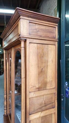 Display cabinet with 2 doors in walnut with bevelled glass from the 19th century.