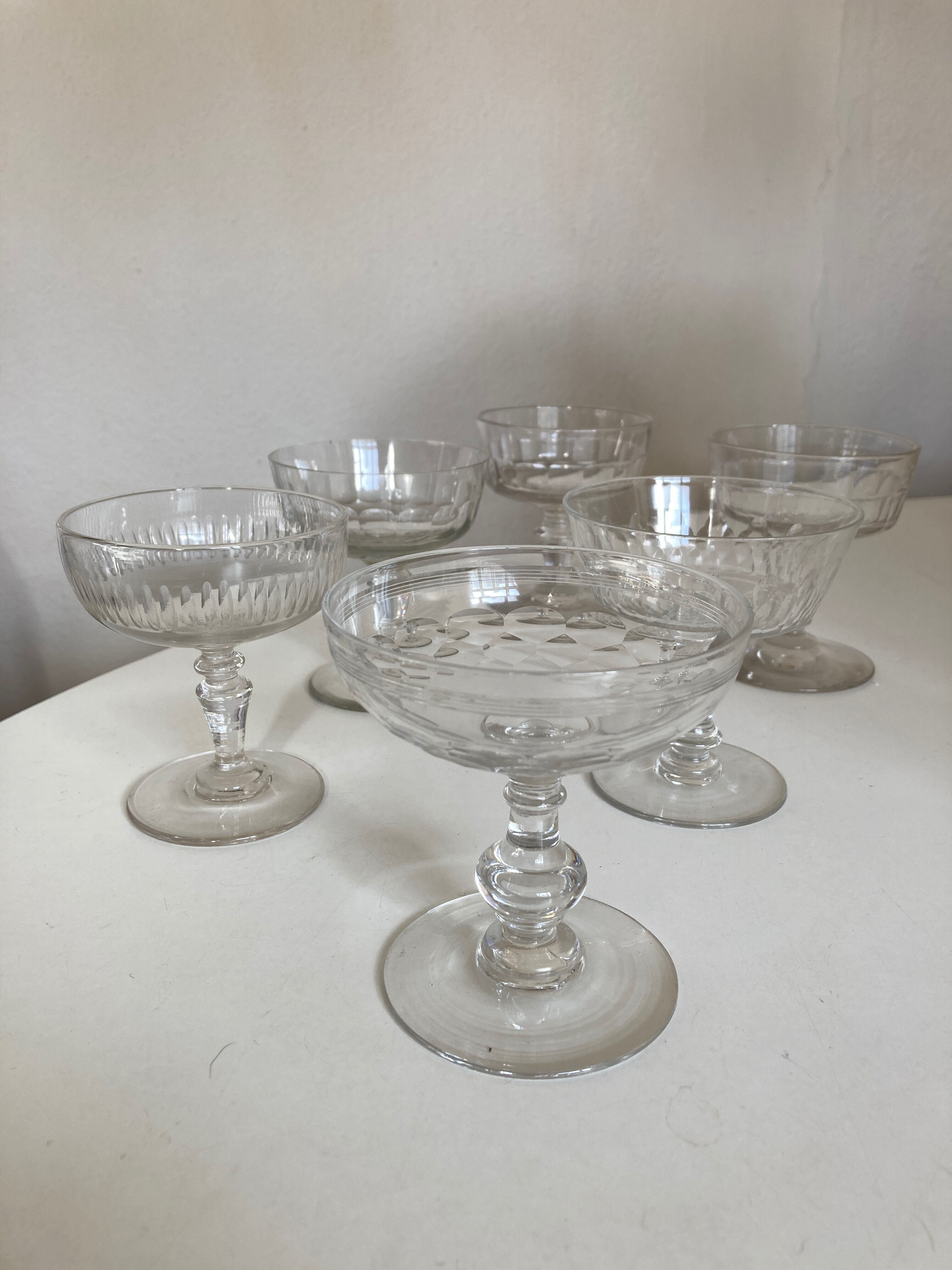 Set of 6 glasses of champagne 19th with flat sides and scales