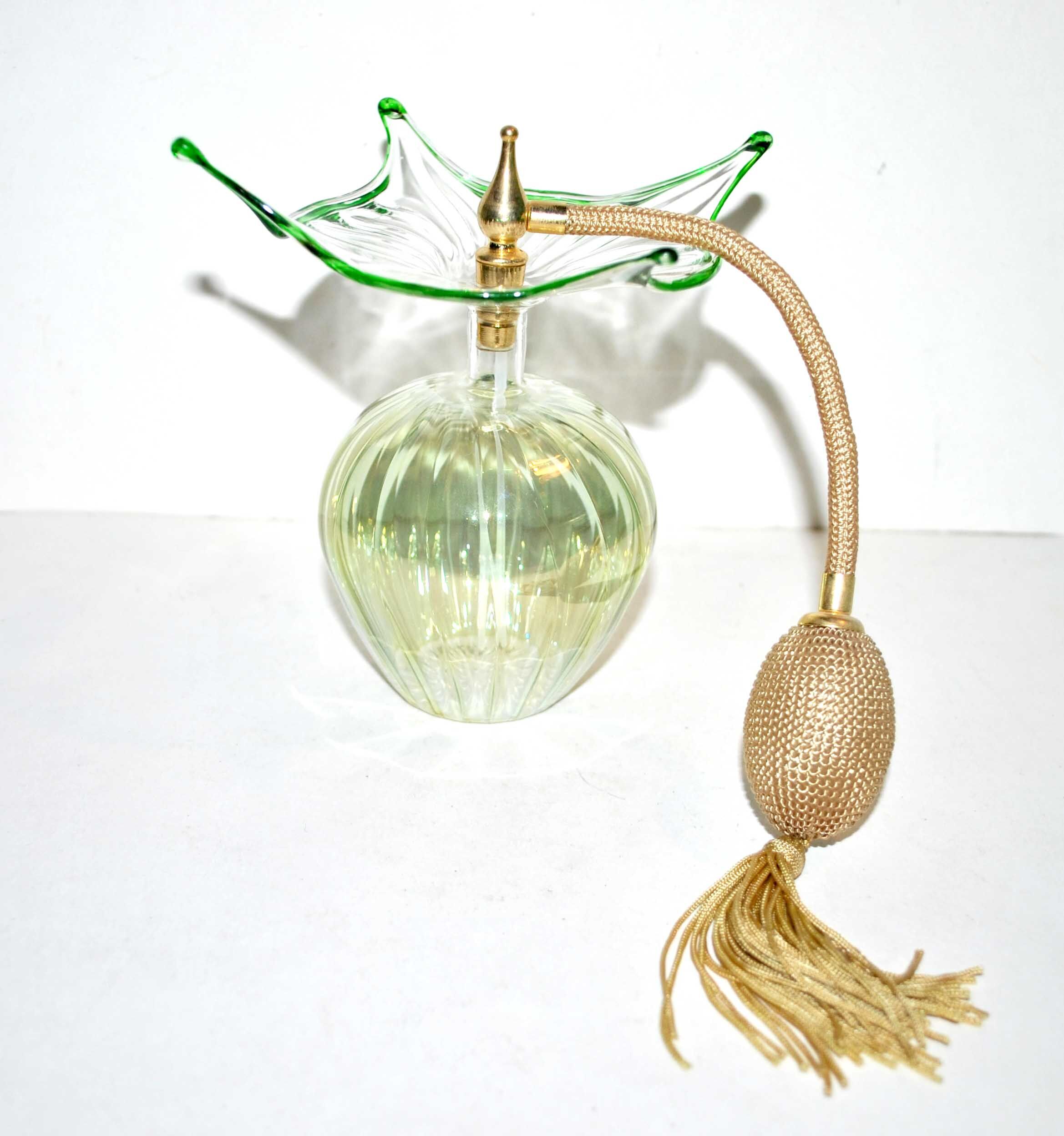 Flacon Vaporisateur à poire en verre soufflé vert irisé vintage PARFUM Collection
