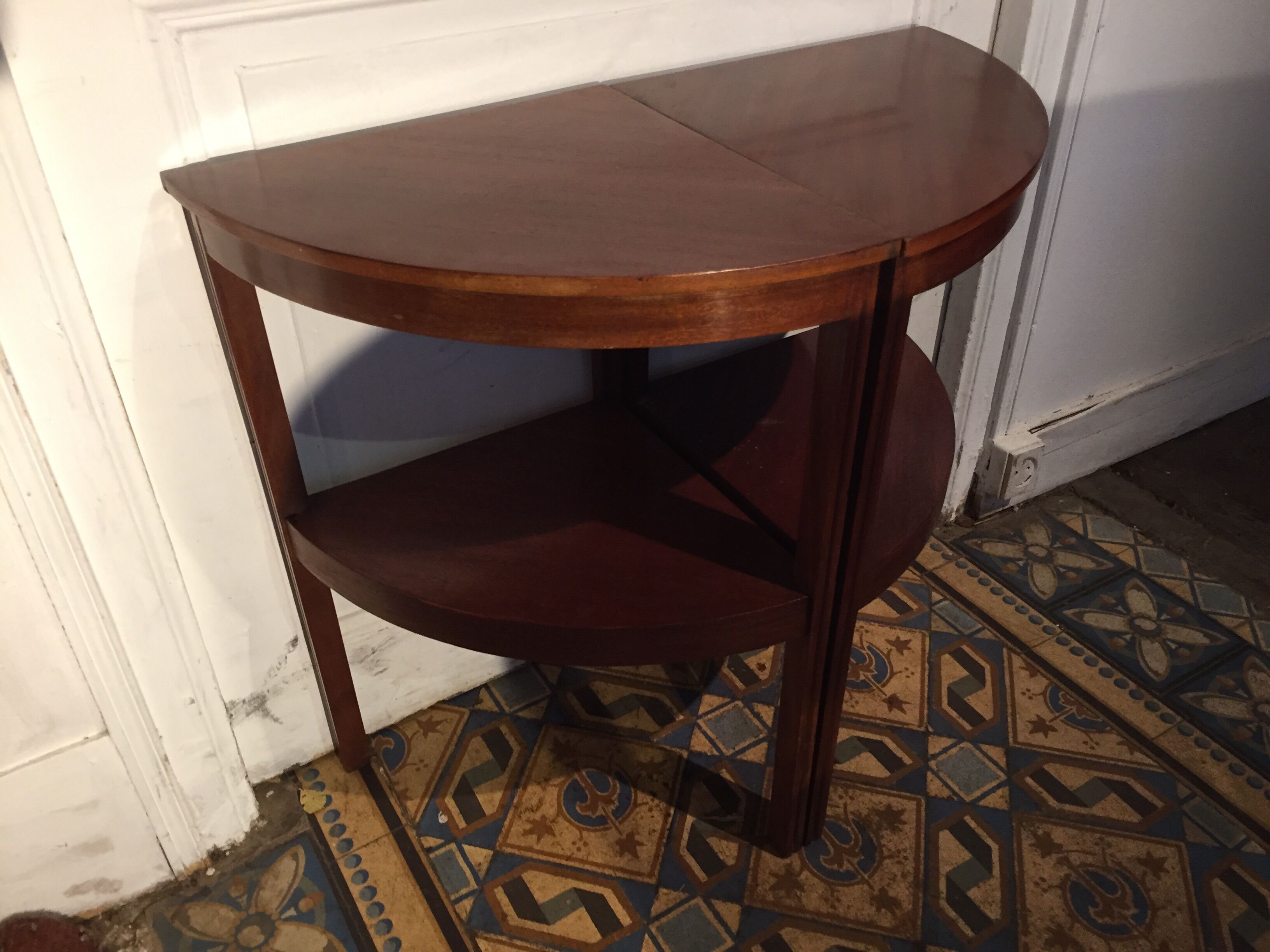 Round nesting tables