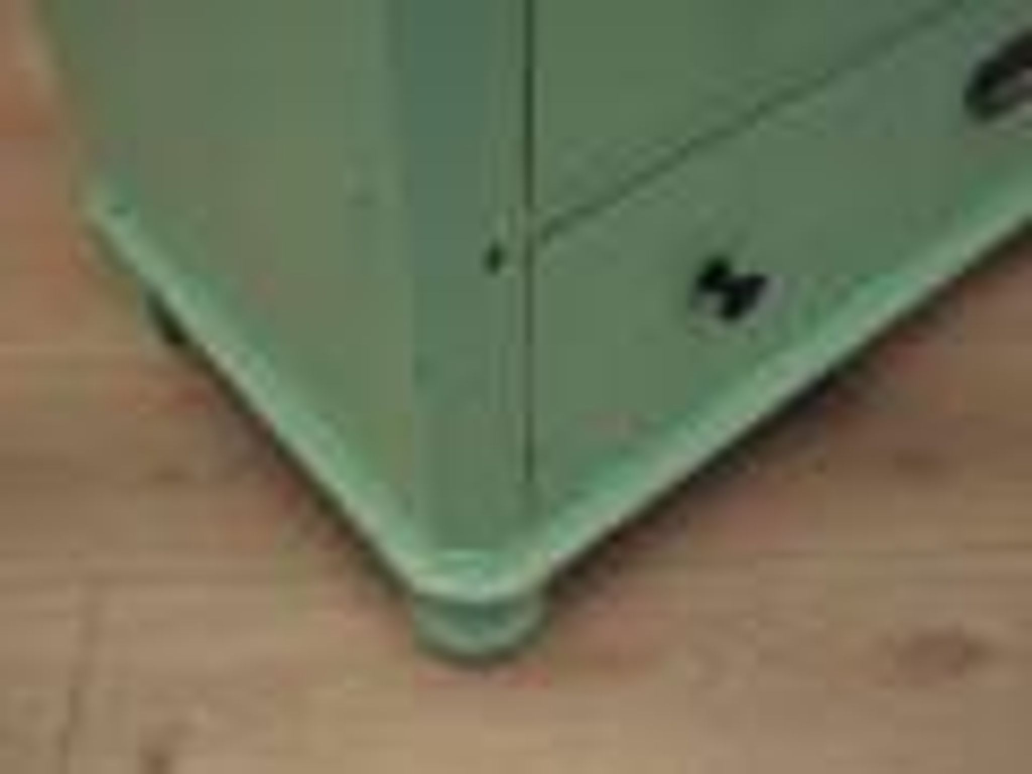 Commode en pin massif peinte en vert, trois tiroirs, Danemark années 1950.