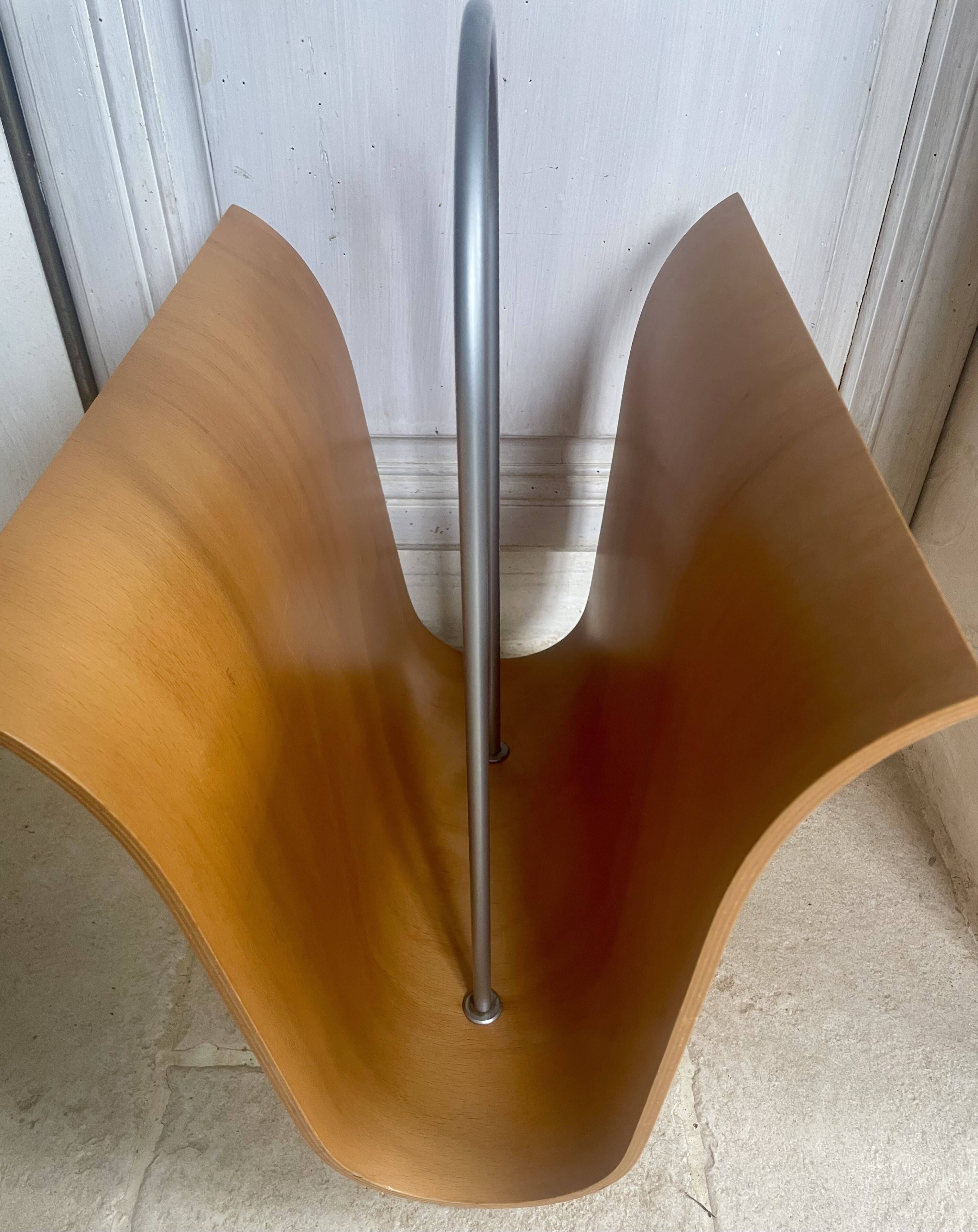 Vintage curved wooden magazine rack by Ligne Roset, 1970s.