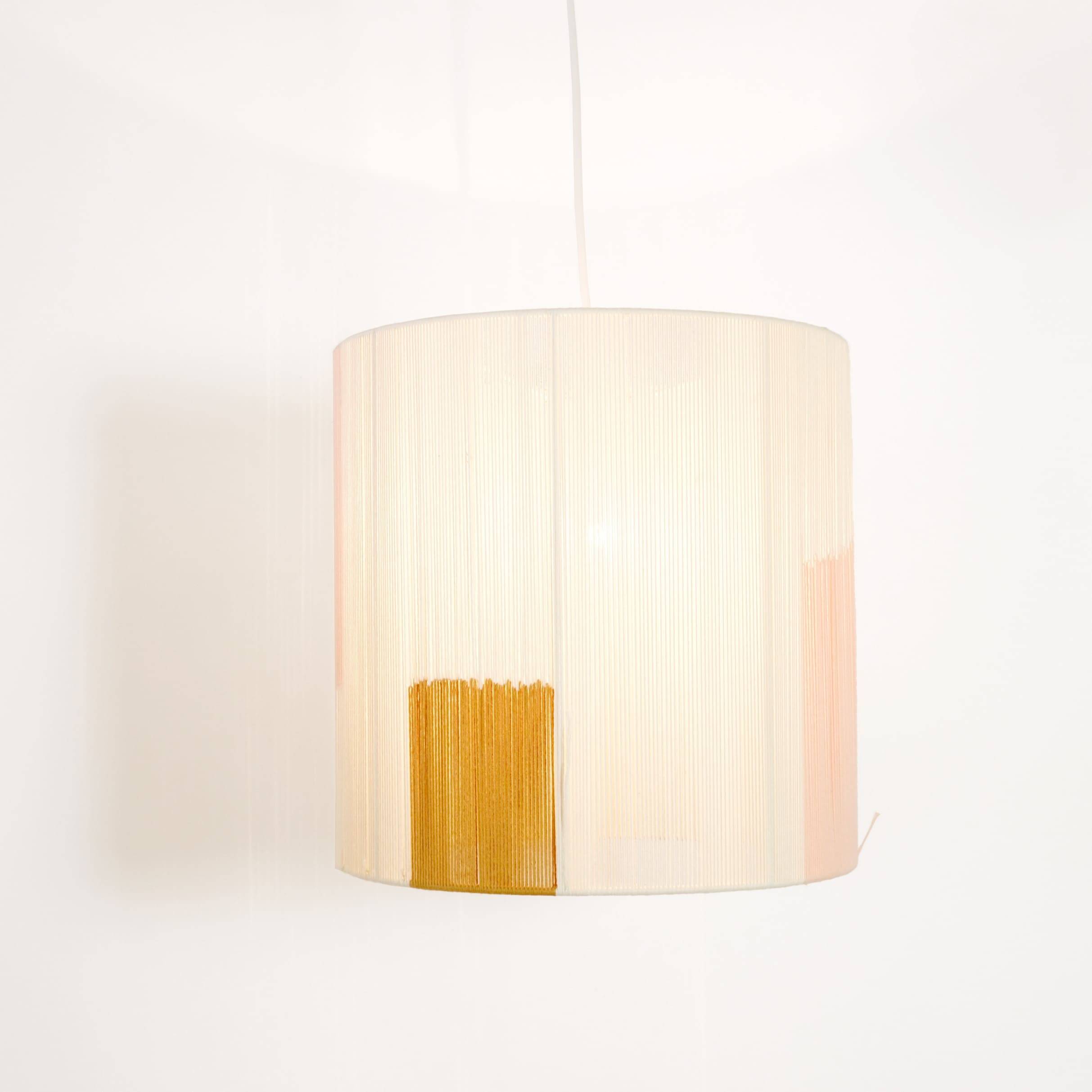 Suspension en fil de coton ecru, rose et camel.