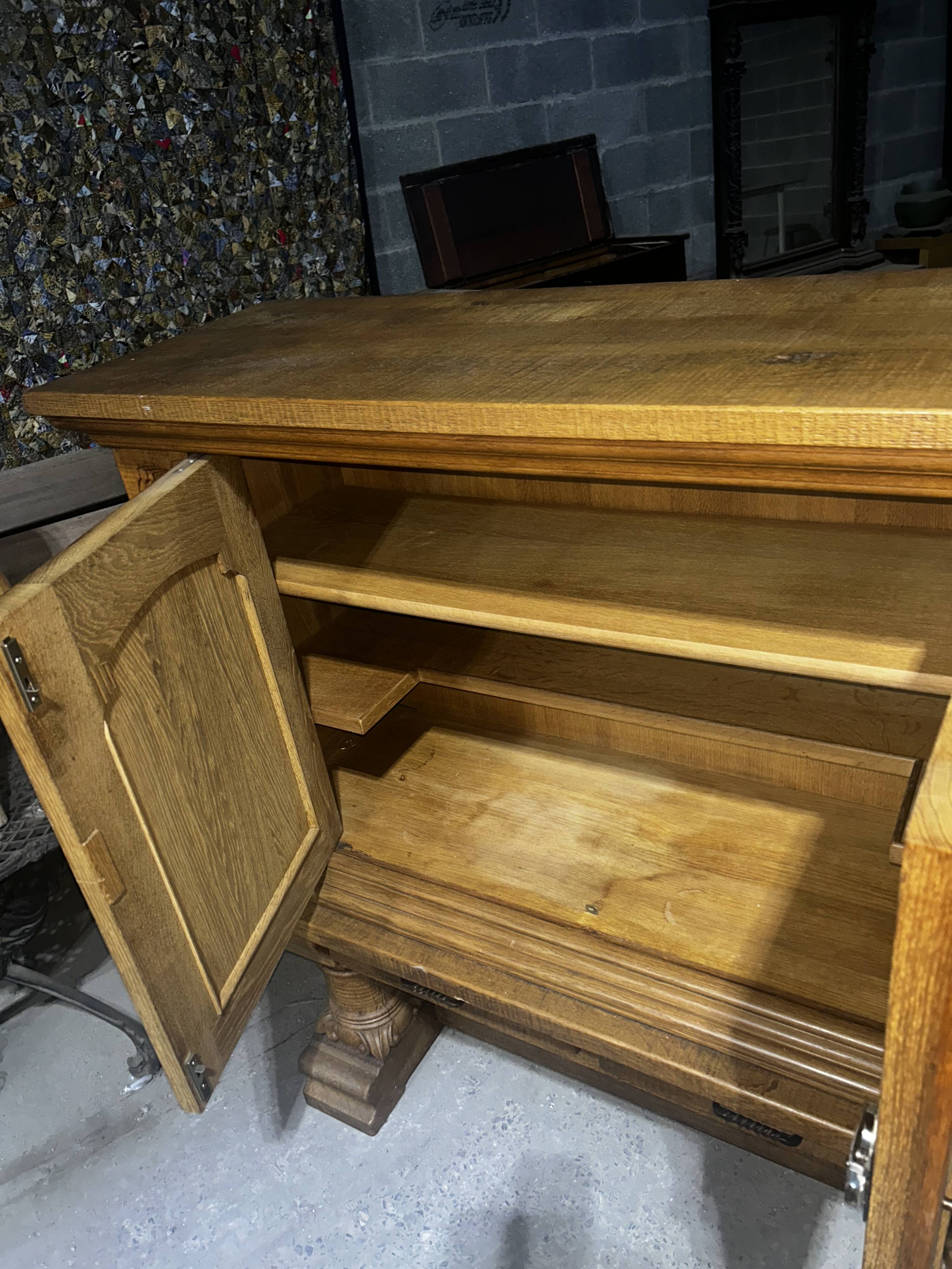 Meuble bas en chêne massif clair, 1940