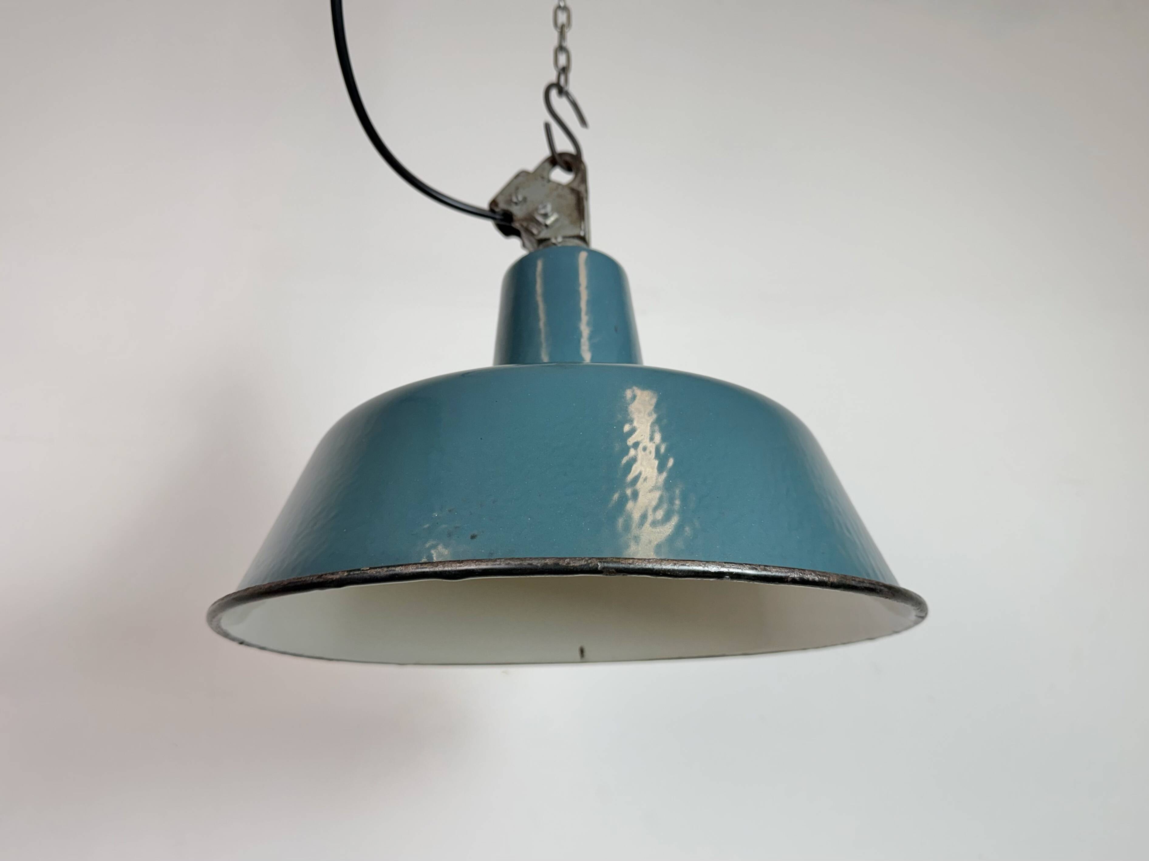 Lampe d'usine en émail pétrolier industriel avec dessus en fonte, années 1960.
