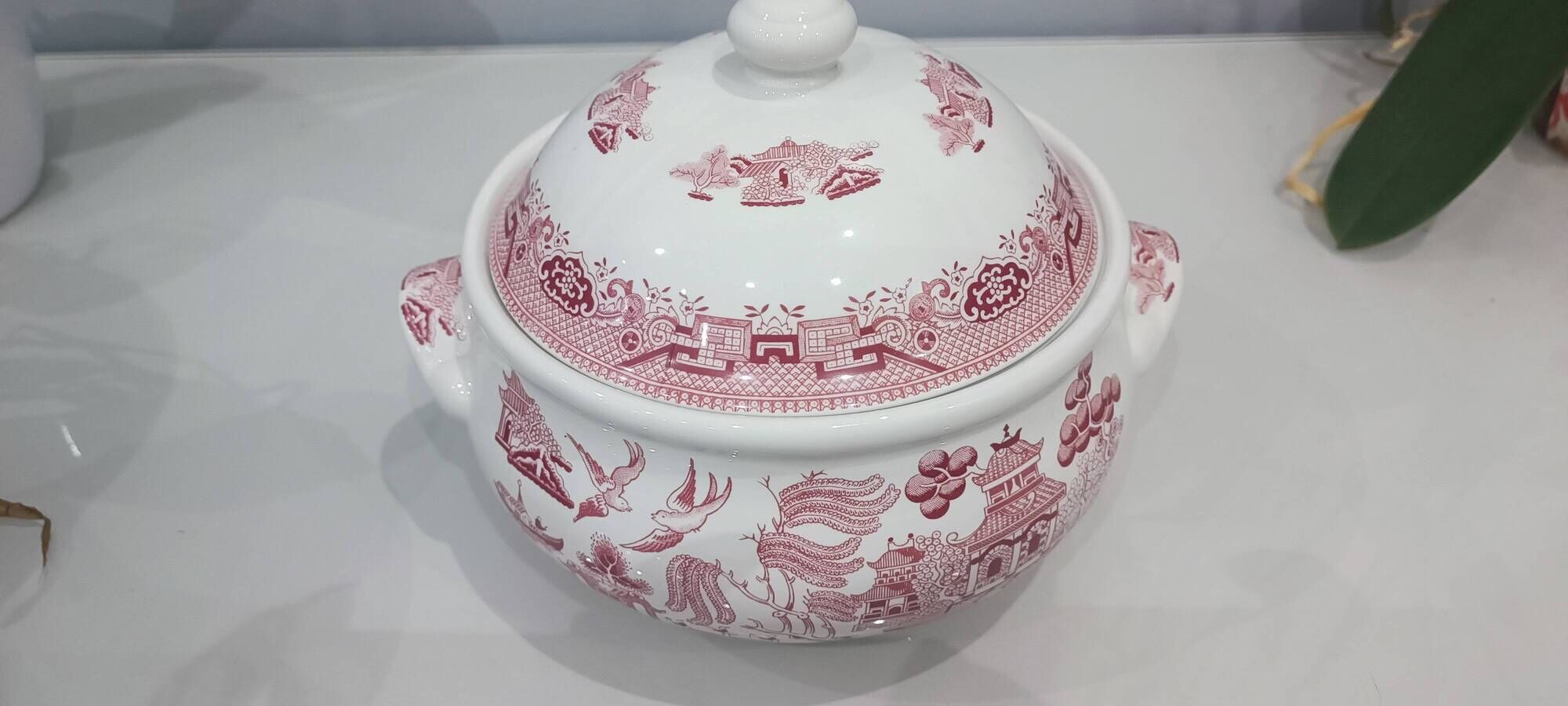Vintage soup tureen in English earthenware Churchill Rosa pink Willow pattern.