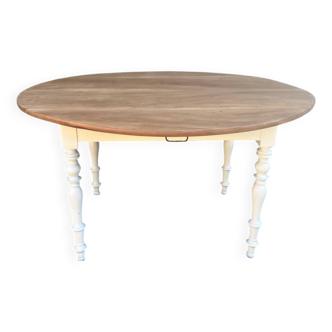Oval table in solid wood