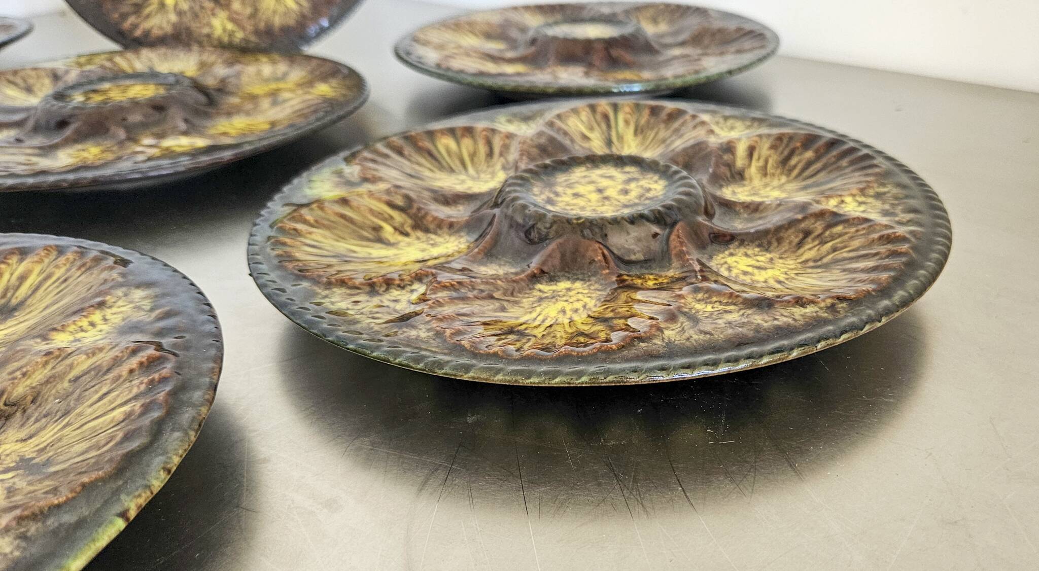 7 assiettes à huitres, vintage Vallauris Marius Giuge.