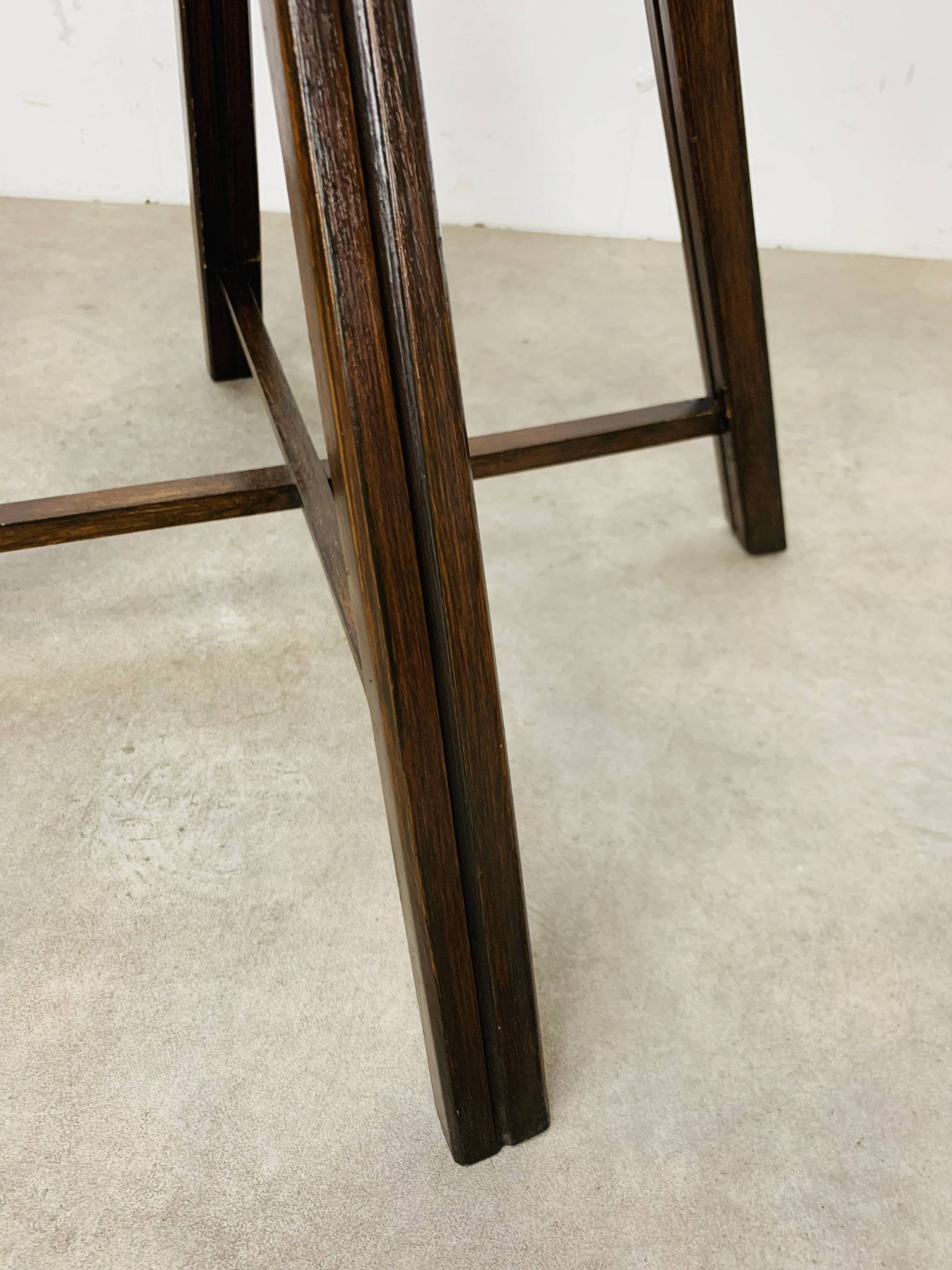 Table d’appoint en bois et verre, Italie, années 60, guéridon