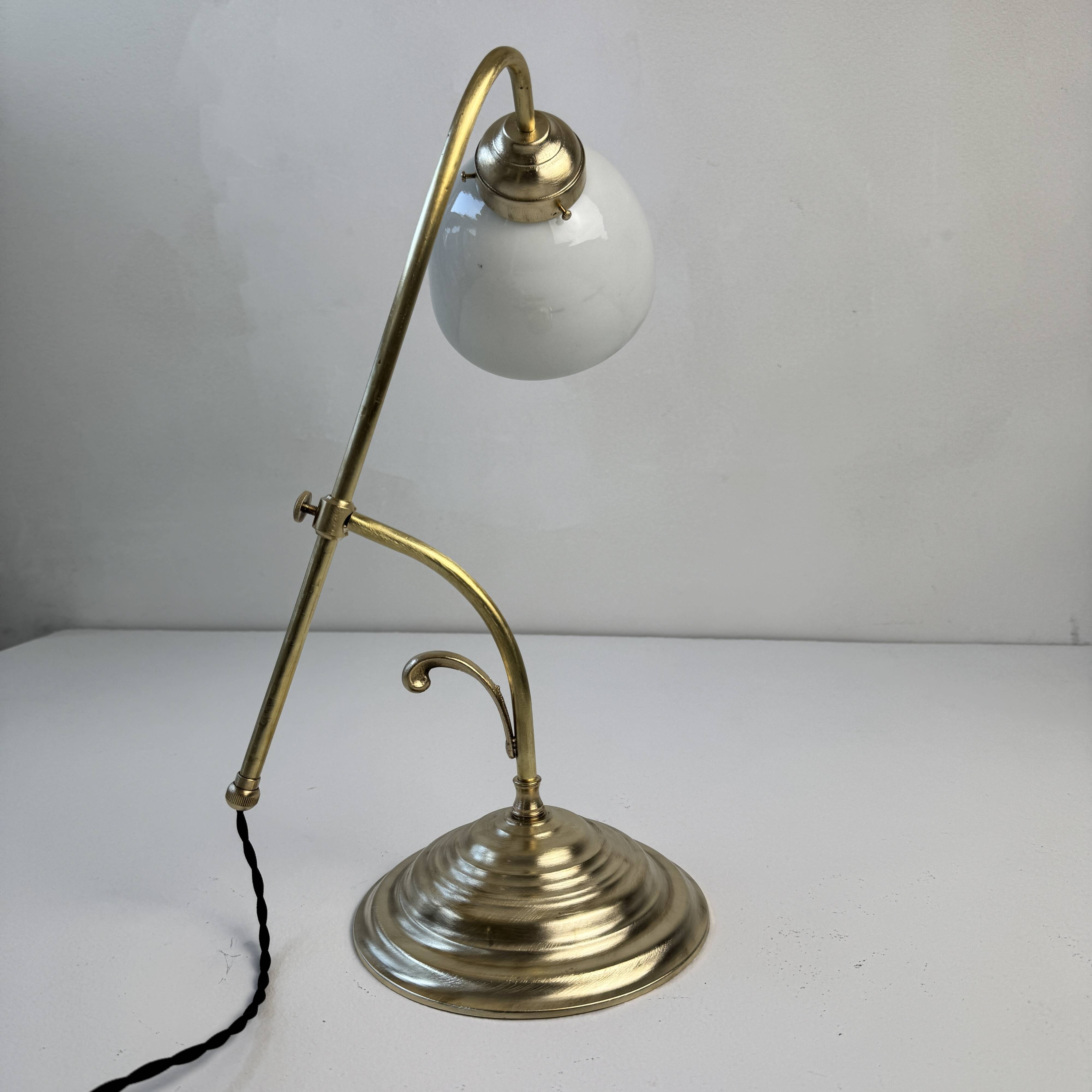 VINTAGE ARTICULATED DESK LAMP IN BRASS AND OPAL GLASS