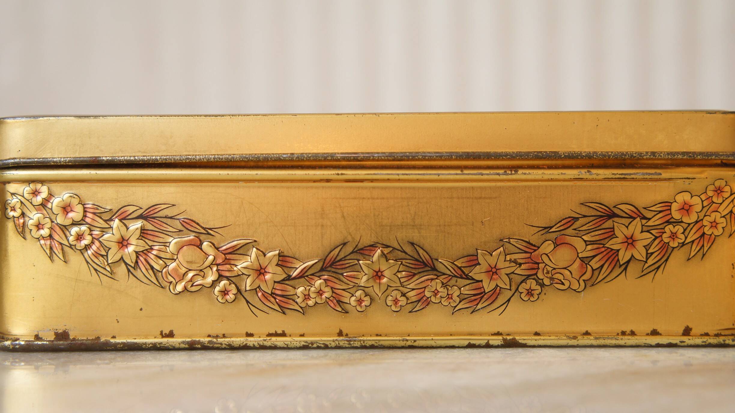 Lithographed sheet metal key box with its key