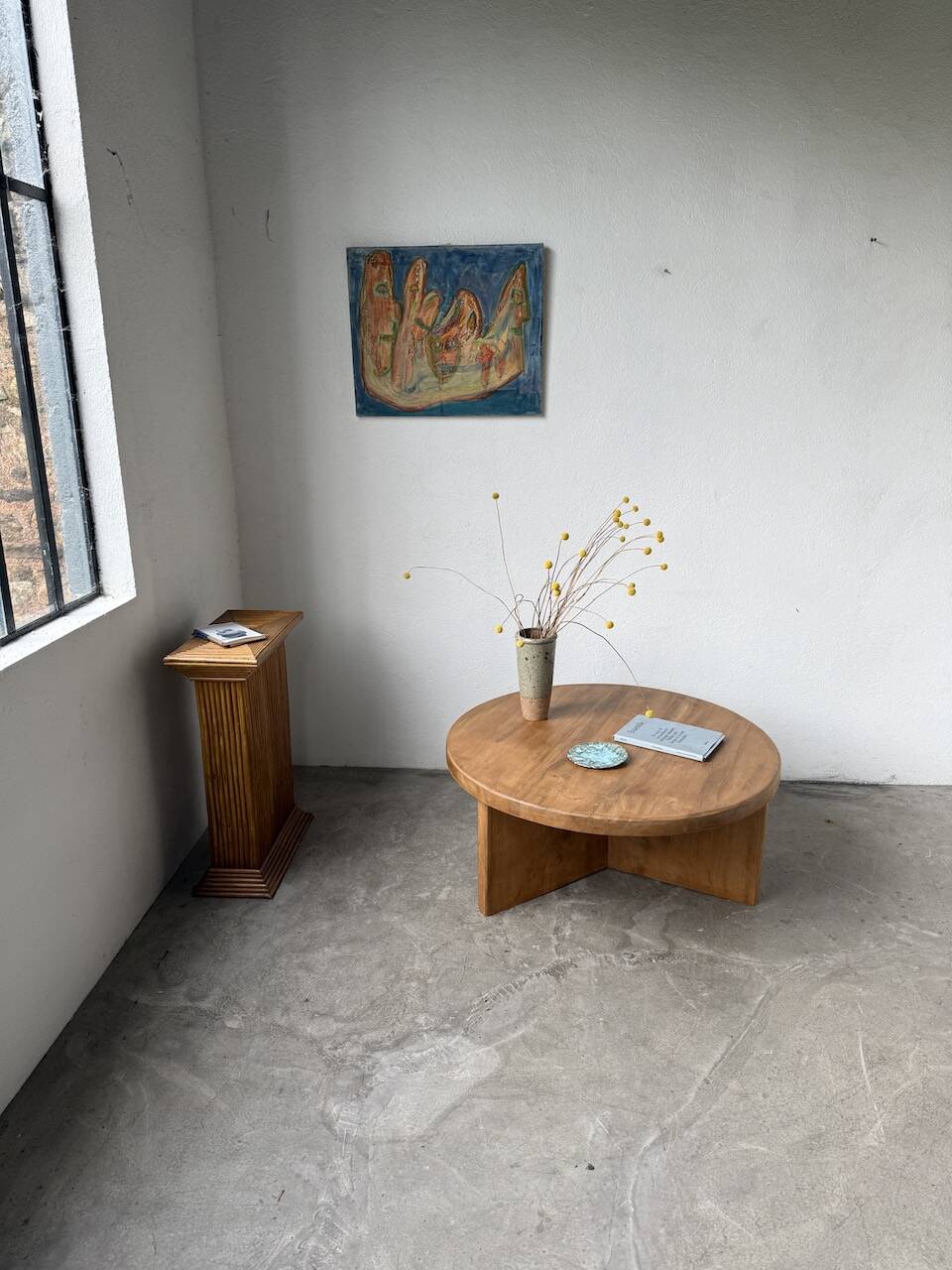 Round modernist coffee table, elm, 1950s.