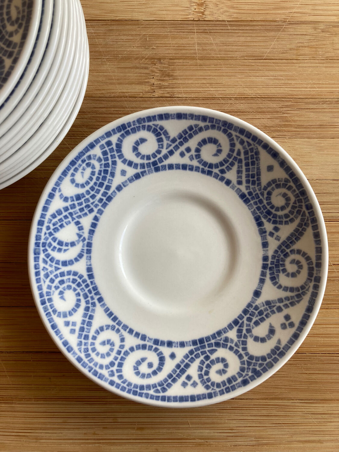 12 sous-tasses Churchill England motif mosaïque bleue