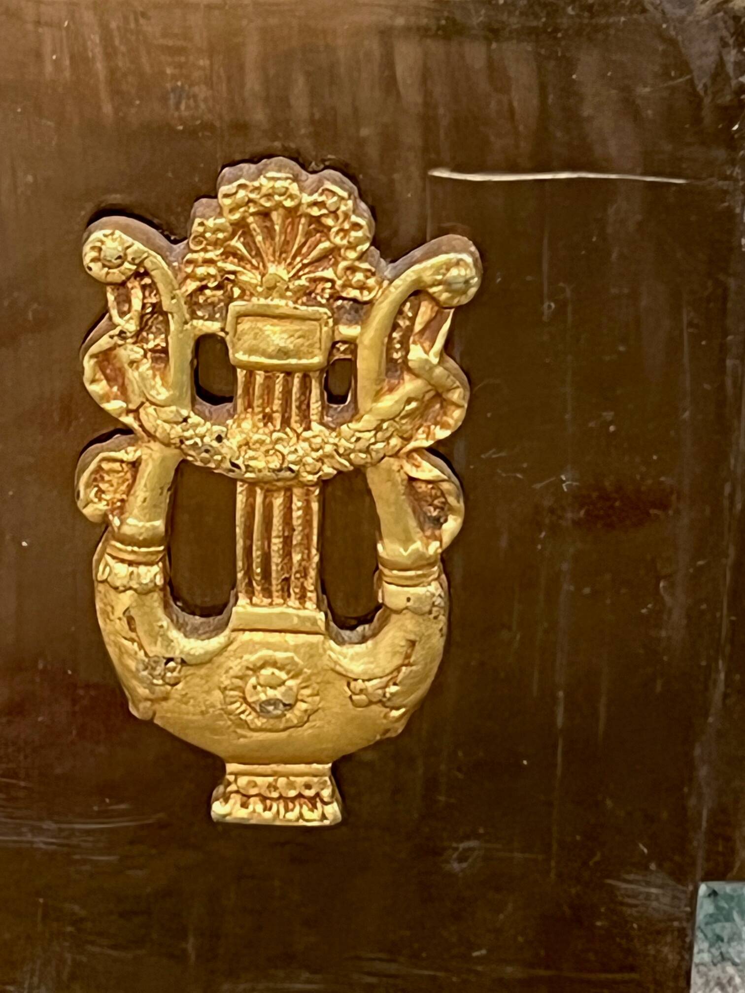 Décoration de cheminée de style Empire.