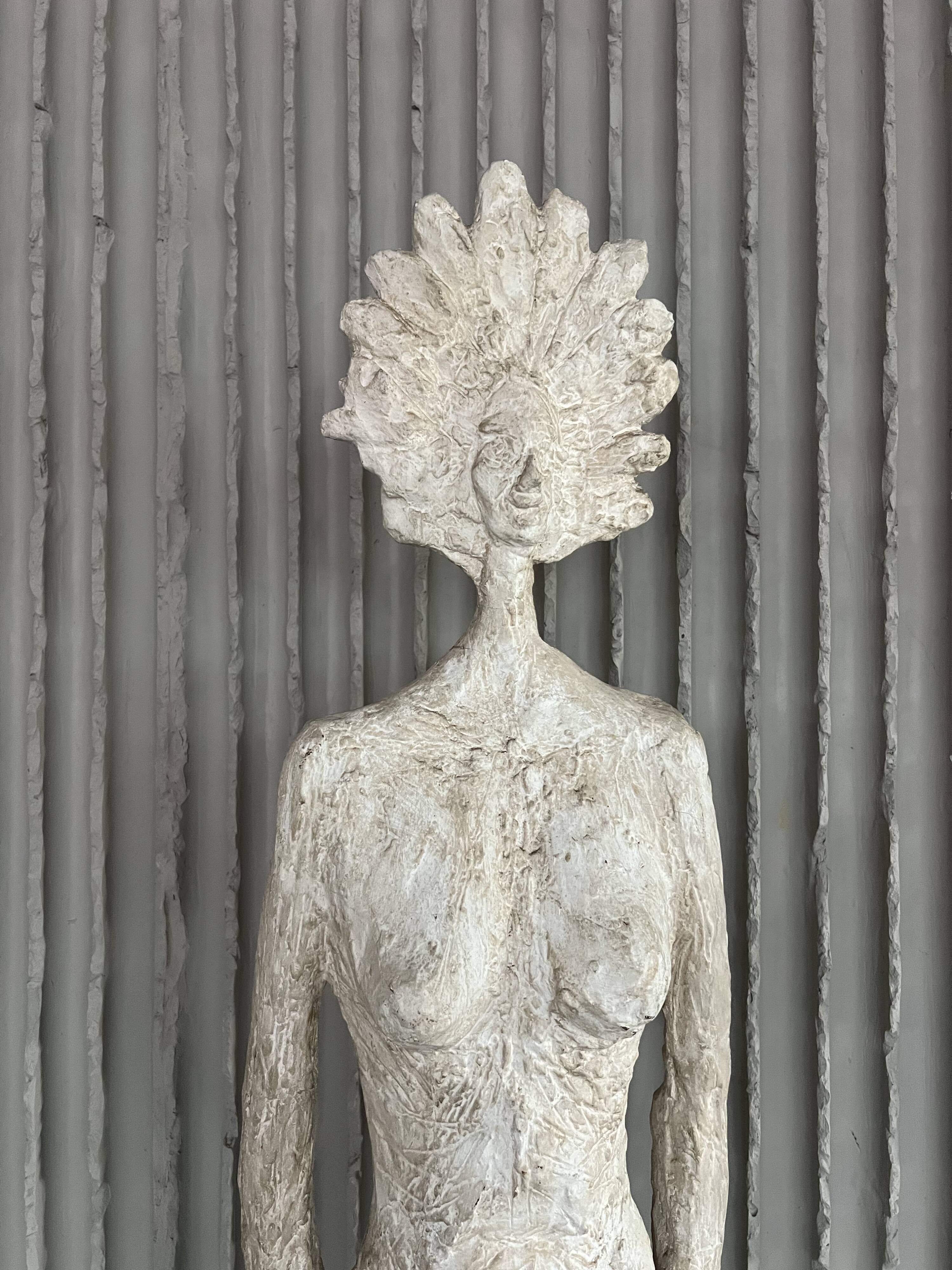 Sculpture en fibre de verre à taille réelle d'une femme, dans le style de Giacometti. France, années 1970.