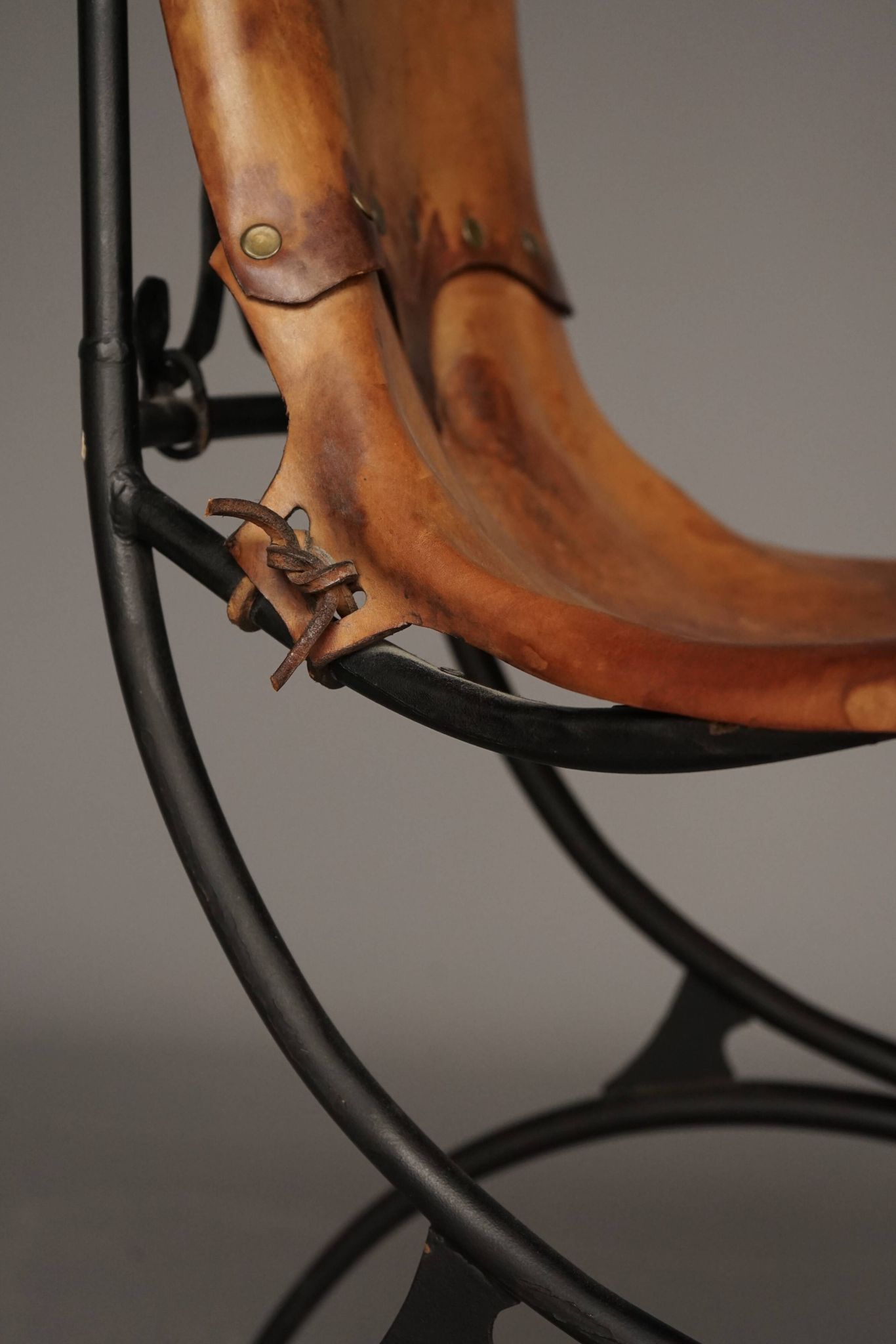 Chaise d'appoint en fer et cuir par Sido et François Thévenin, années 1980
