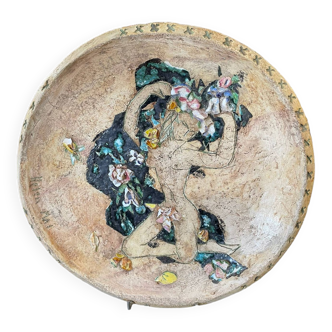 Plat en terre cuite et porcelaine émaillée nu féminin, Helen Mai