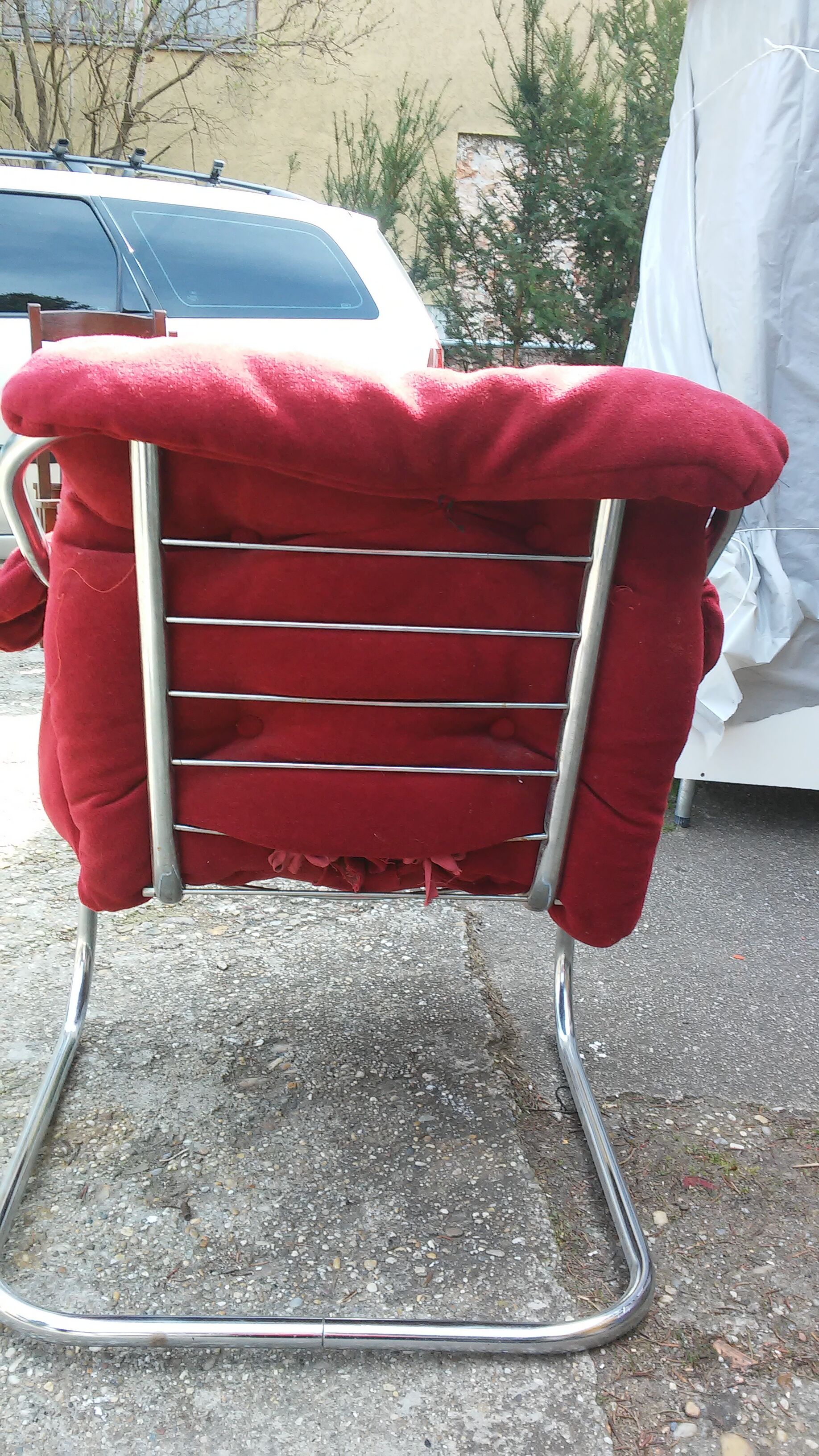 Fauteuil en tissu rouge avec pieds chromés