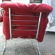 Fauteuil en tissu rouge avec pieds chromés