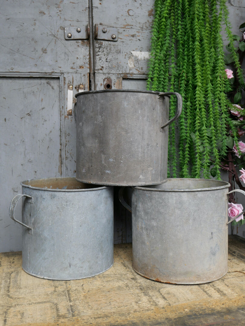 Zinc pot cache
