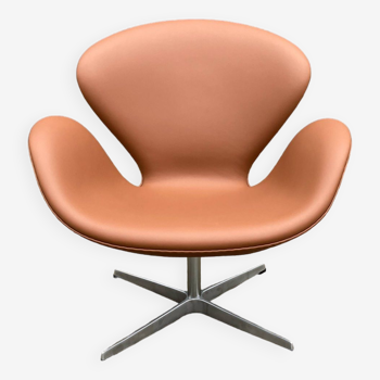 Fritz Hansen Swan chair by Arne Jacobsen in Cognac leather, NEW condition!!
