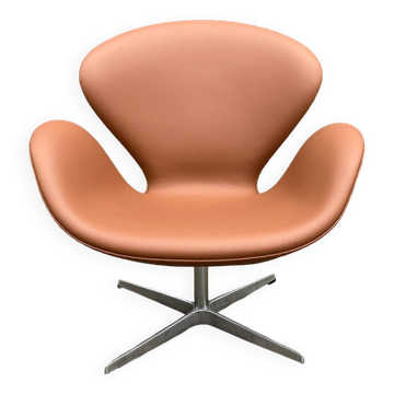 Fritz Hansen Swan chair by Arne Jacobsen in Cognac leather, NEW condition!!