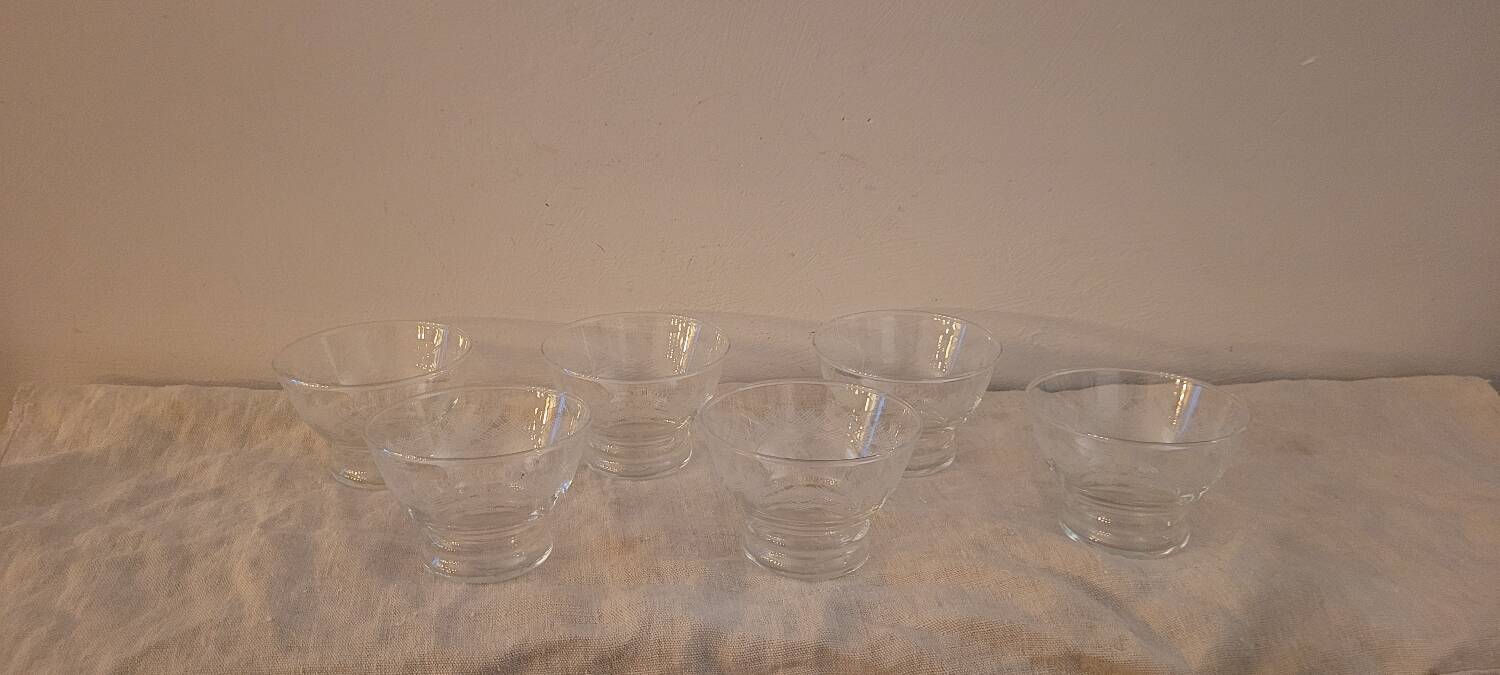 Set of 6 fine engraved glass cups from the 60s.
