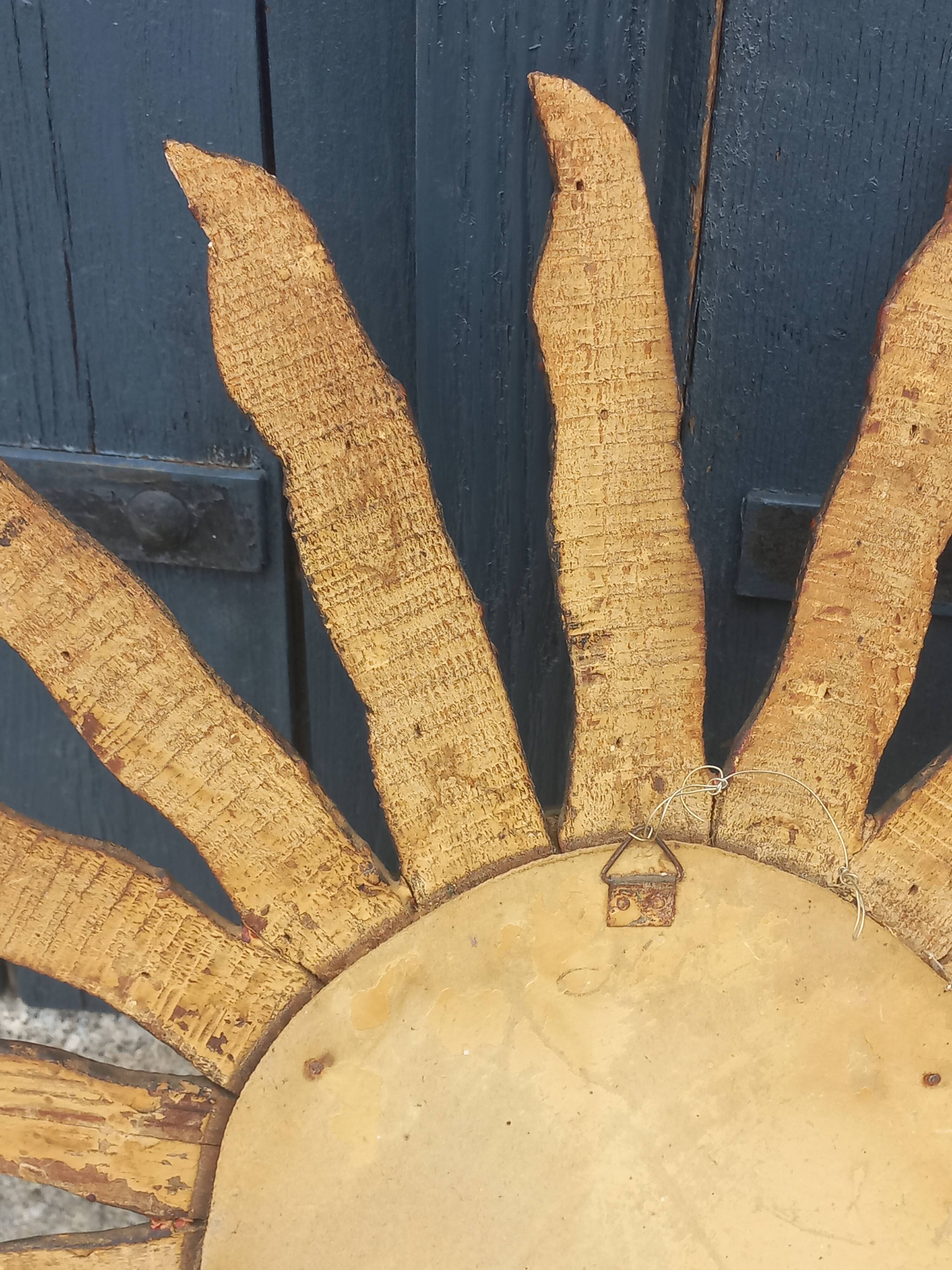 Miroir soleil en bois et stuc doré, années 50