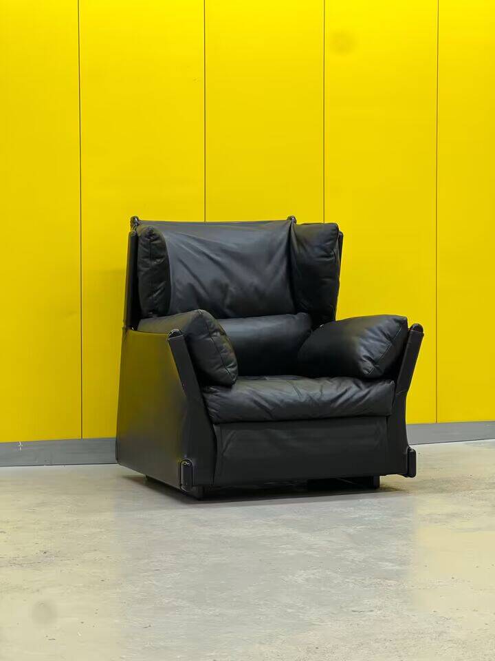 Fauteuil "Viola D'amore" de Cassina par Piero de Martini (années 1970) – Cuir noir