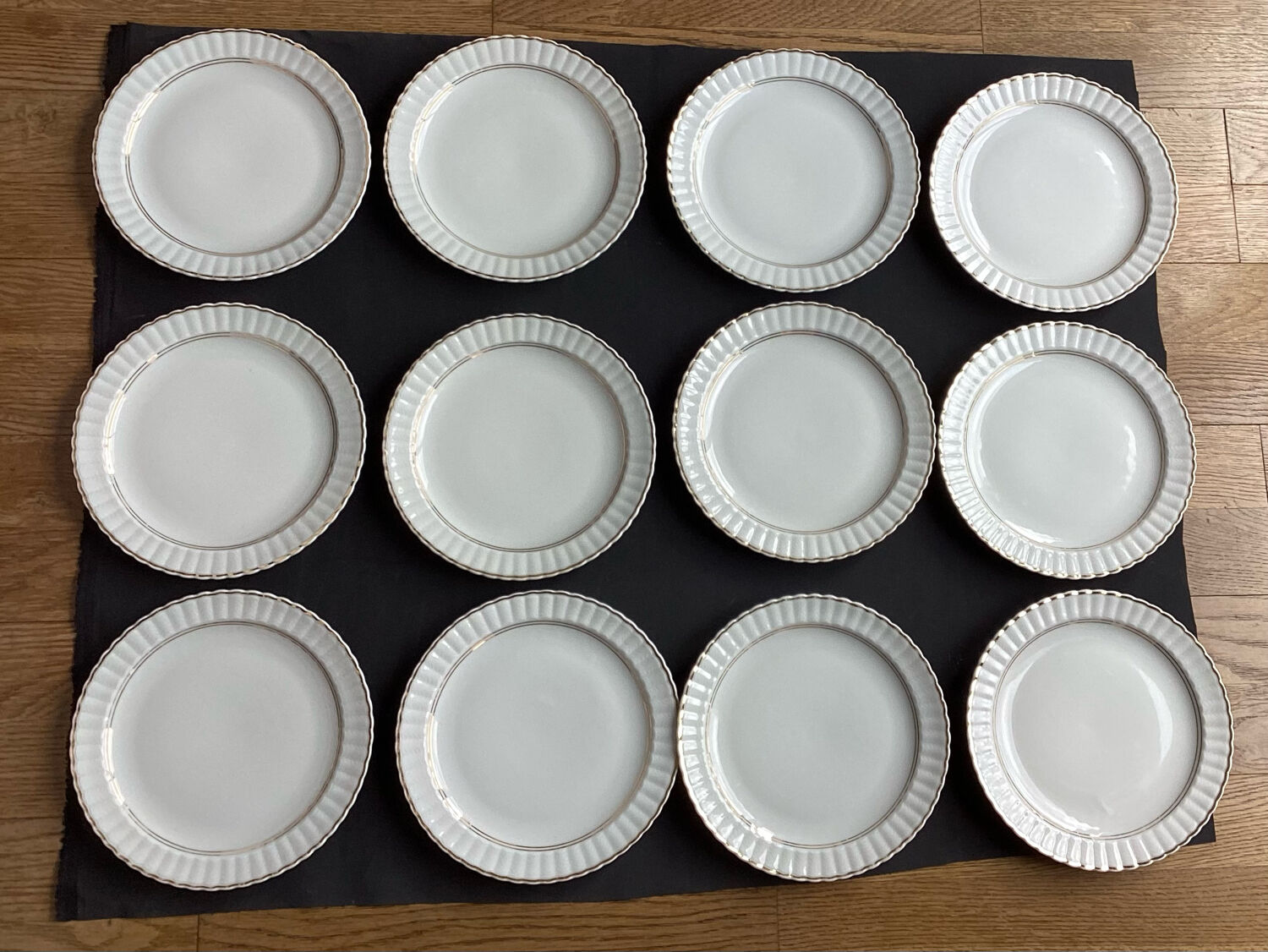 Lot de 12 anciennes assiettes à dessert porcelaine B &Cie