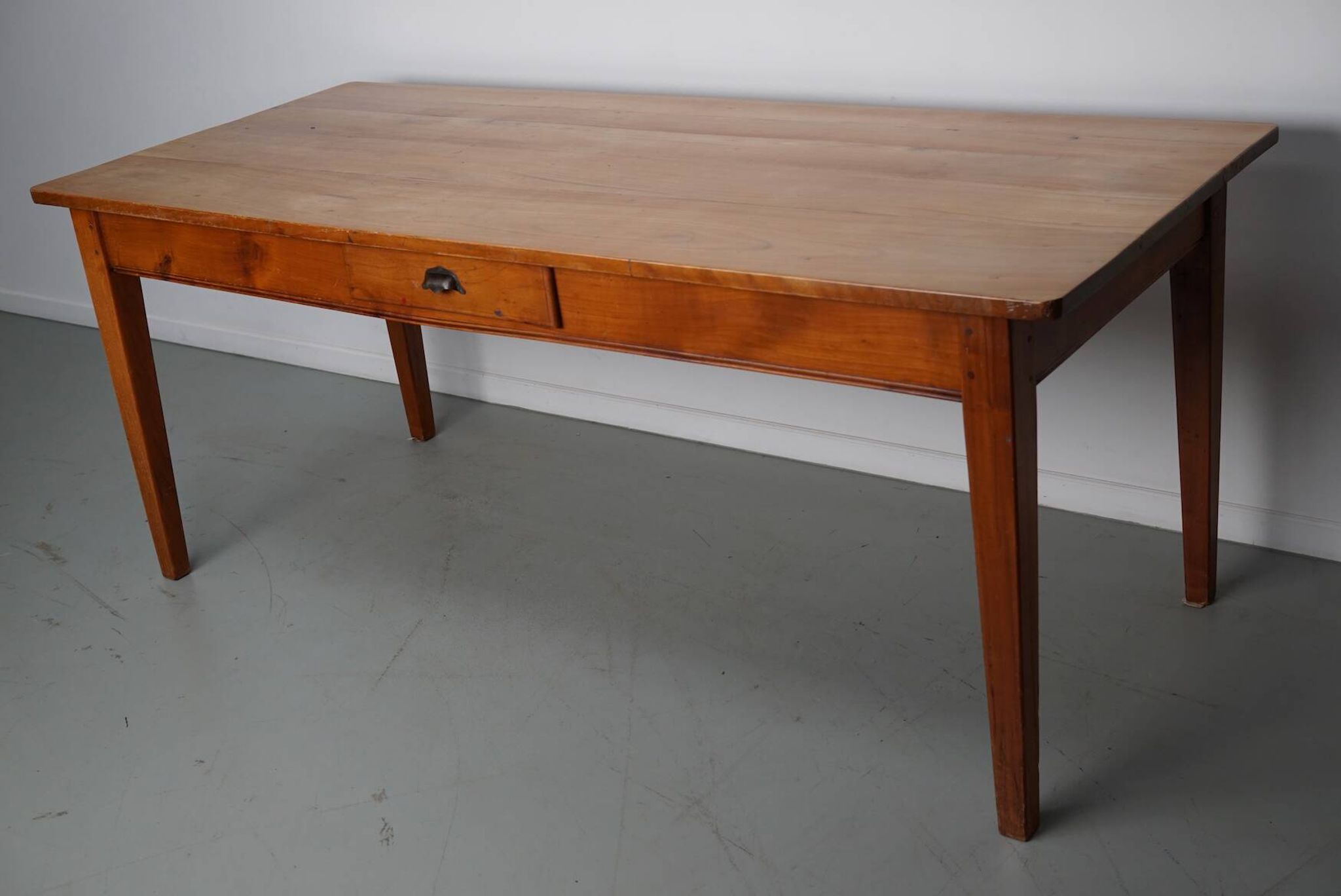 Table à manger rustique française vintage en cerisier du XXe siècle
